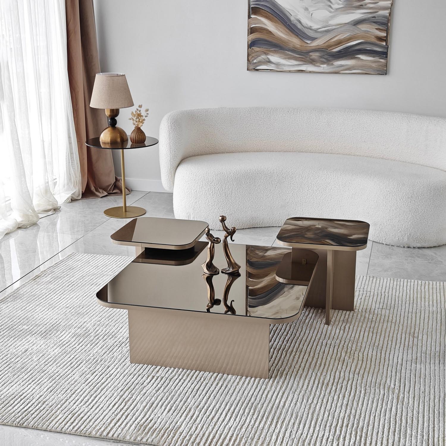 Entdecken Sie den stilvollen Jazz Sofatisch in Beige und Bronze von Hanah Home – die perfekte Kombination aus modernem Design und praktischer Vielseitigkeit für Ihr Zuhause.