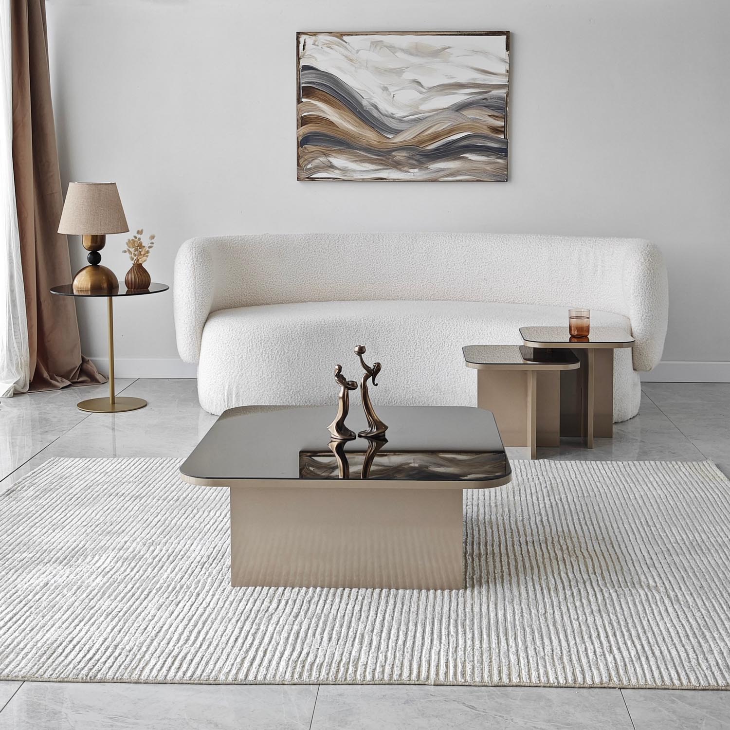 Entdecken Sie den stilvollen Jazz Sofatisch in Beige und Bronze von Hanah Home – die perfekte Kombination aus Eleganz und praktischer Vielseitigkeit für Ihr Zuhause.