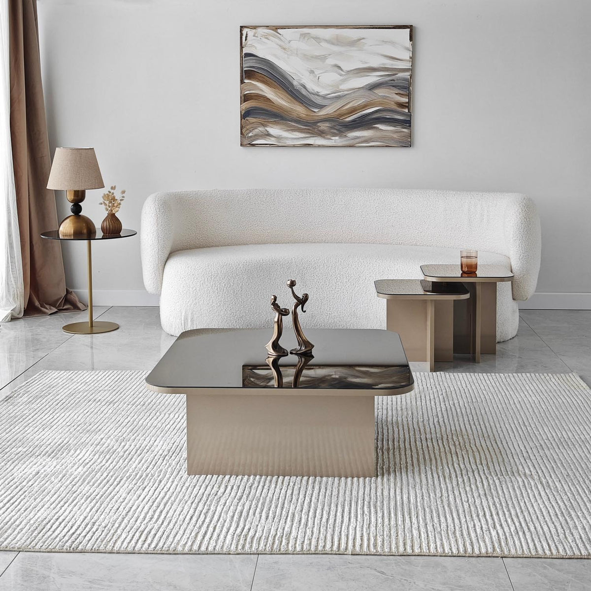 Jazz Sofatisch - Beige
Bronze in Beige / Bronze präsentiert im Onlineshop von KAQTU Design AG. Couchtisch ist von Hanah Home