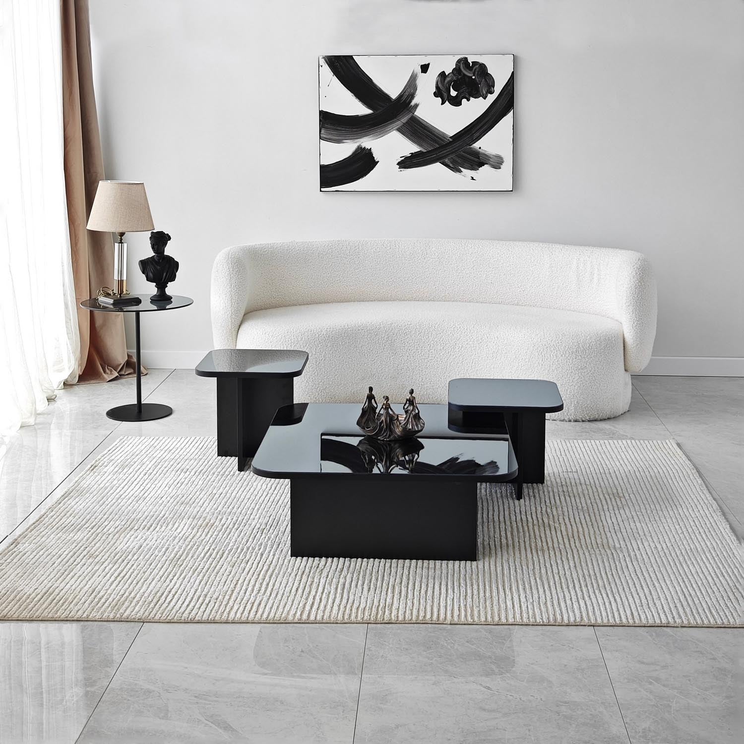 Verleihen Sie Ihrem Wohnzimmer mit dem stilvollen Jazz Sofatisch in Schwarz von Hanah Home einen Hauch von Eleganz und Funktionalität.