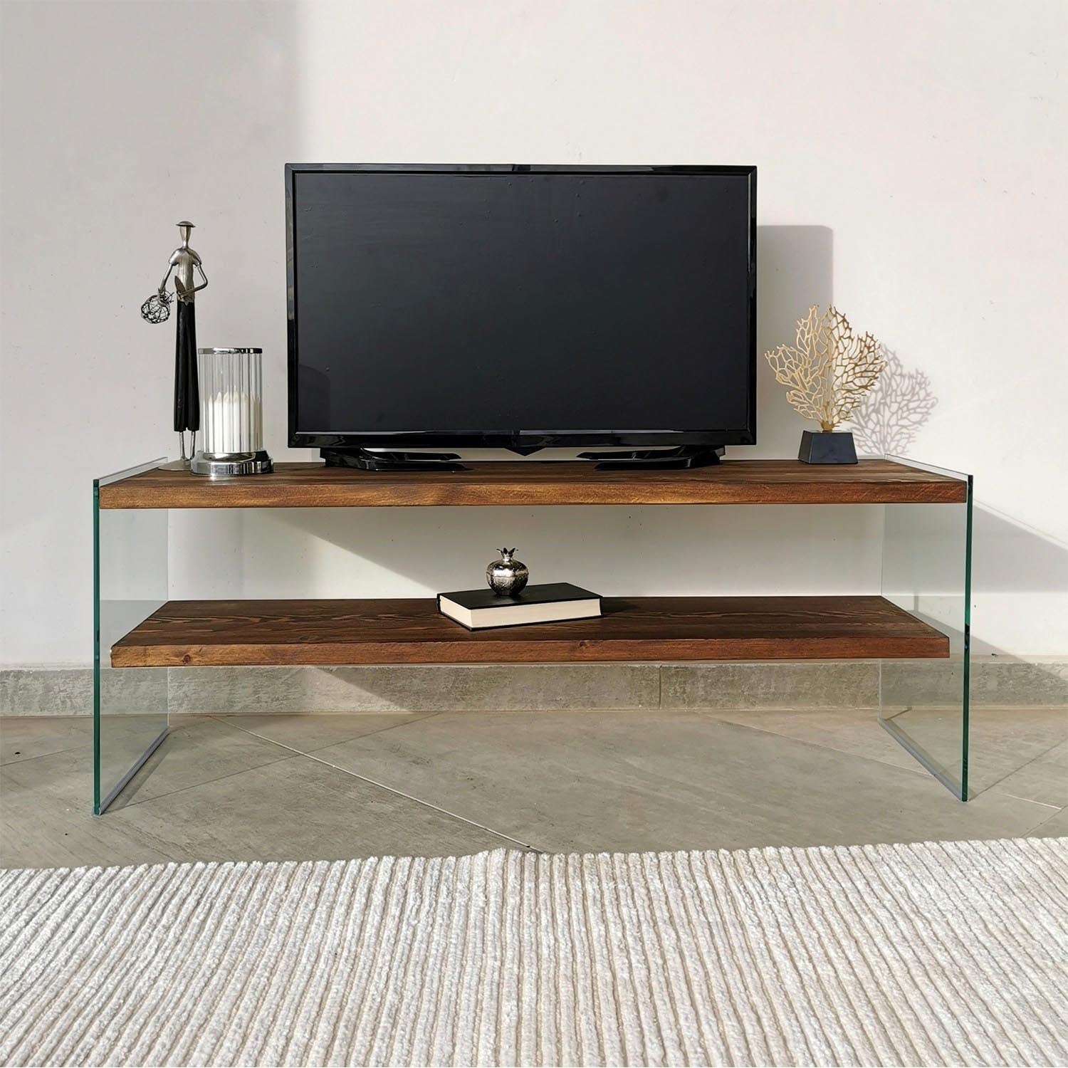 Verleihen Sie Ihrem Wohnraum mit dem TV103 Sideboard in Walnuss von Hanah Home einen Hauch von Eleganz. Hochwertige Materialien und durchdachtes Design für optimale Aufbewahrung.
