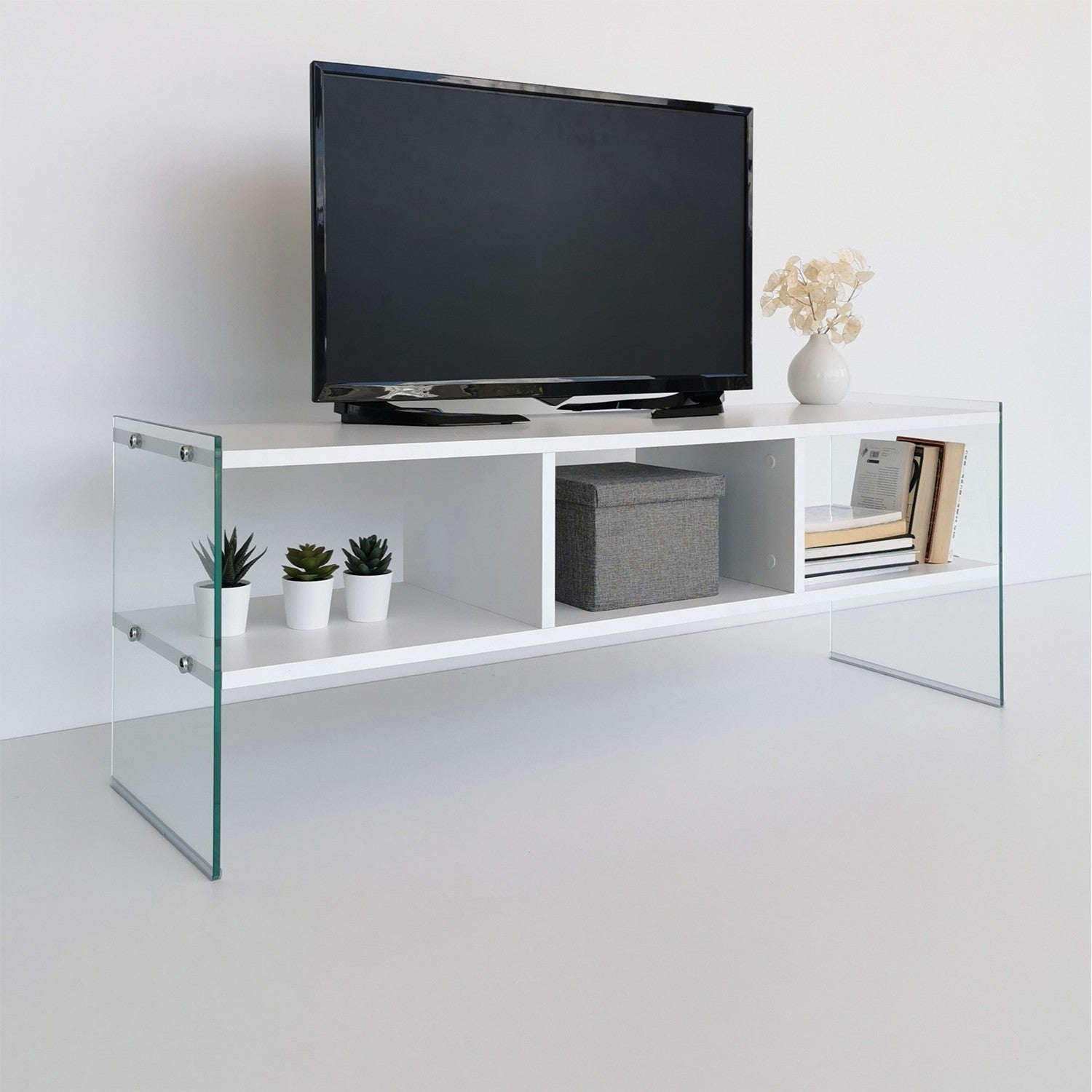 Entdecken Sie das elegante TV400 Sideboard in Weiß von Hanah Home – modern, stilvoll und perfekt für Ihr Wohnzimmer.