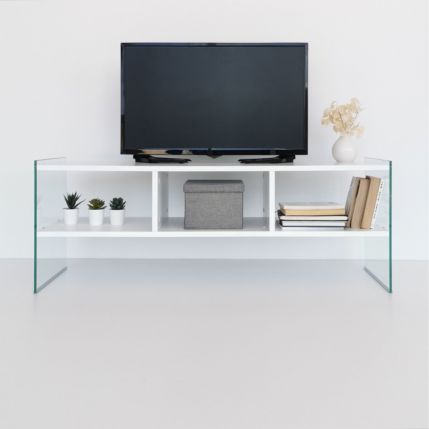 Gestalten Sie Ihr Wohnzimmer mit dem TV400 Sideboard von Hanah Home in Weiß – modern, elegant und praktisch für alle Ihre Medien.