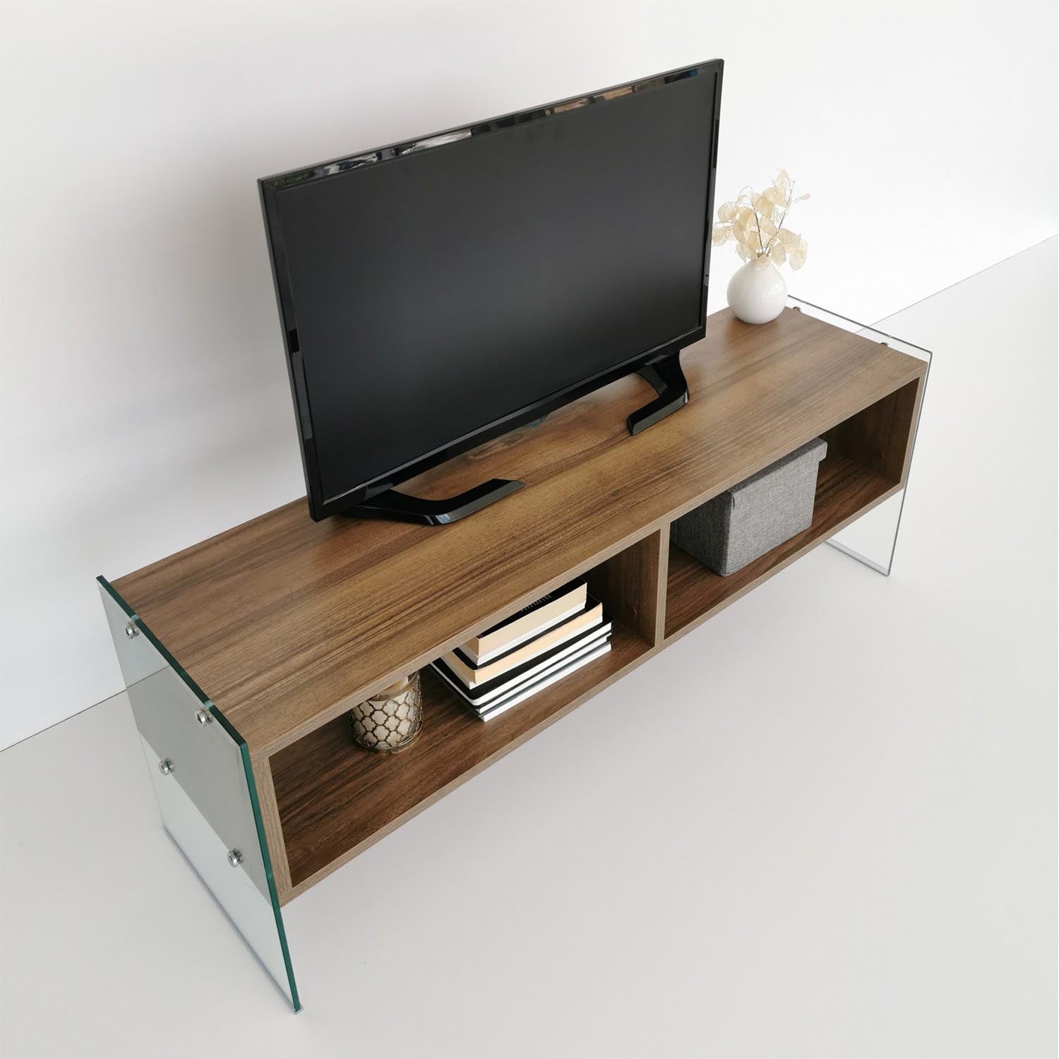 Verleihen Sie Ihrem Wohnraum mit dem TV404 Sideboard in Walnuss von Hanah Home einen Hauch von Eleganz. Dieses stilvolle Möbelstück kombiniert modernes Design mit praktischem Stauraum für Ihre Unterhaltungselektronik.