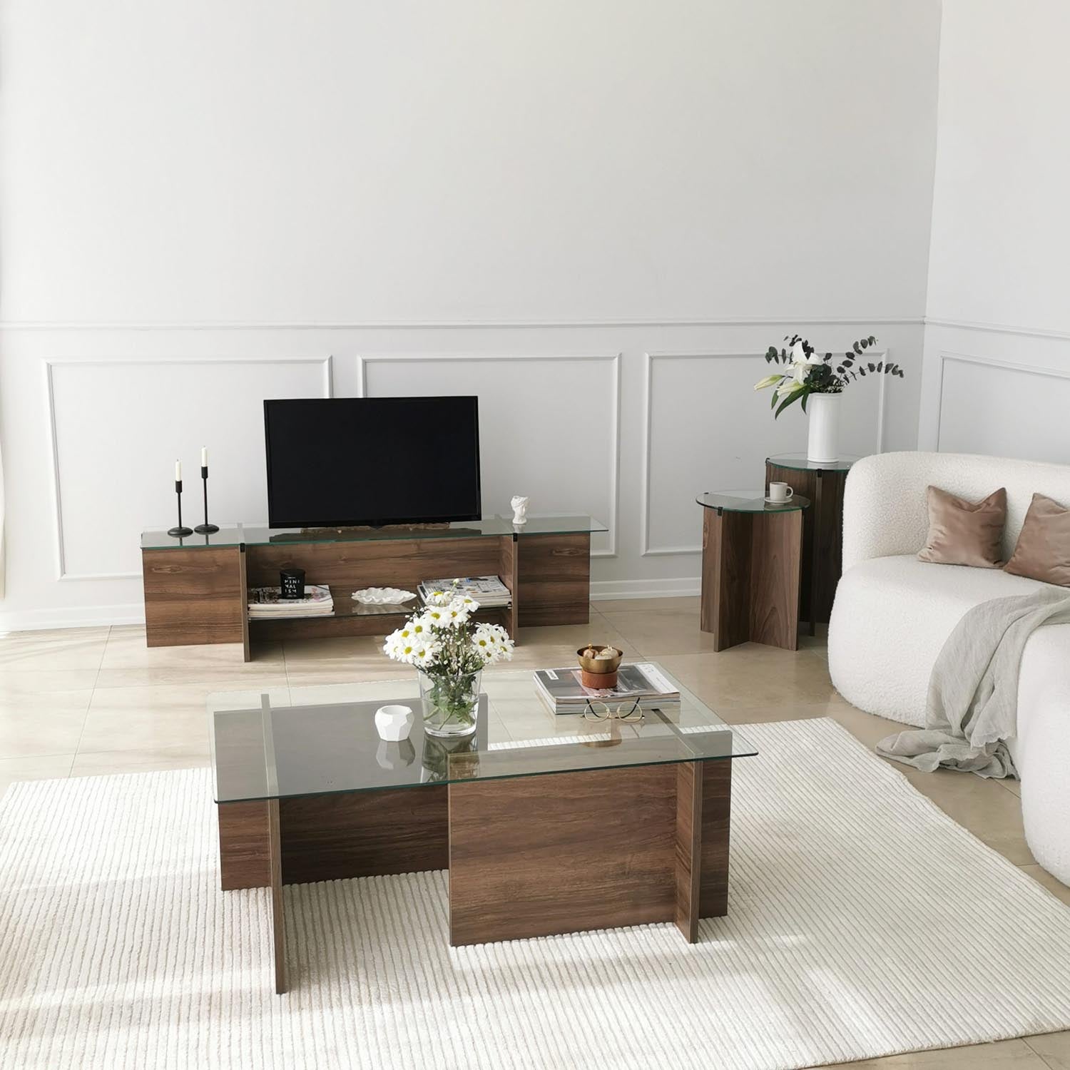 Verleihen Sie Ihrem Wohnraum mit dem Escape TV Sideboard in Walnuss von Hanah Home einen Hauch von Luxus und skandinavischem Design.