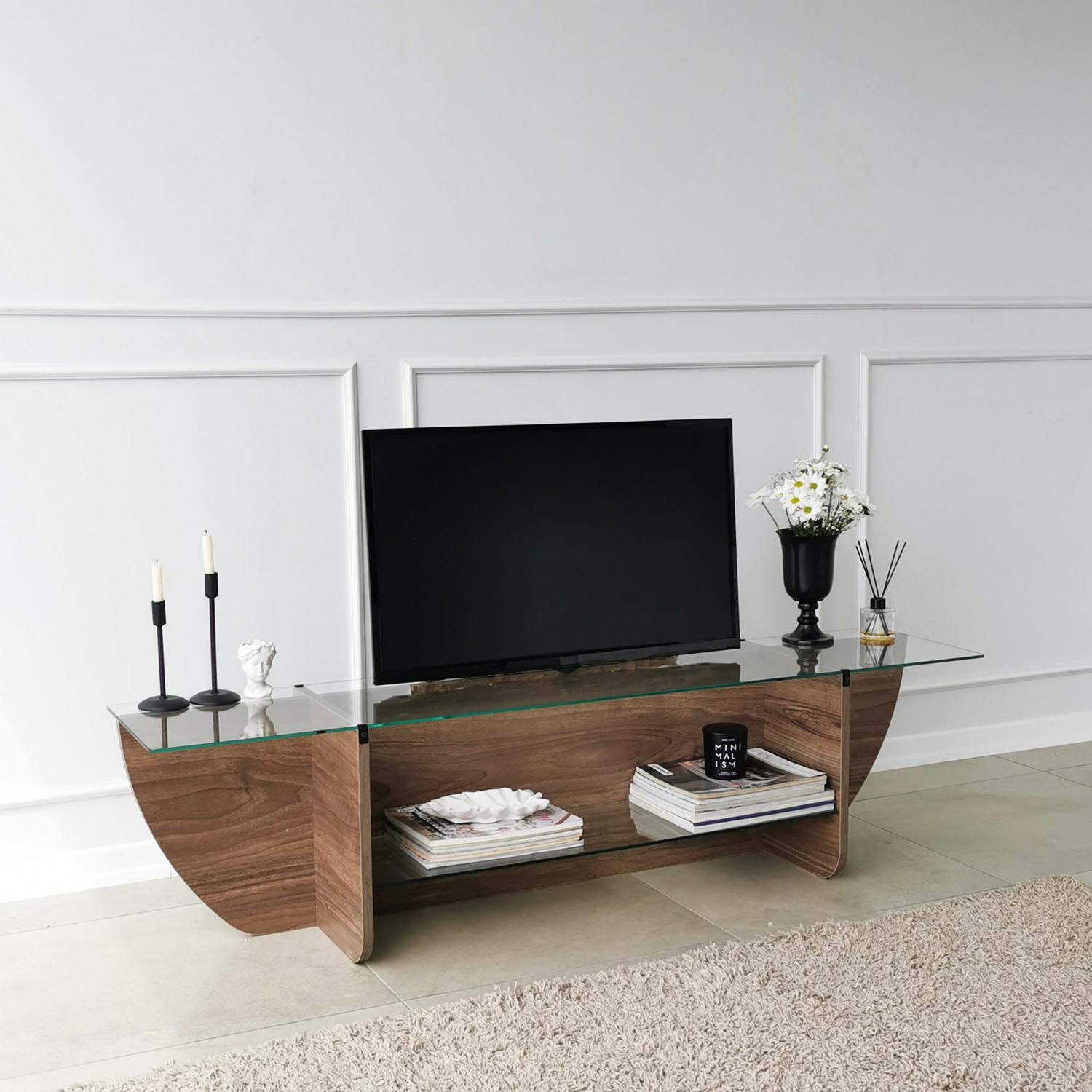 Verleihen Sie Ihrem Wohnraum mit dem stilvollen Lily TV Sideboard in Walnuss von Hanah Home einen Hauch von Eleganz. Ideal für modernes Wohnen!