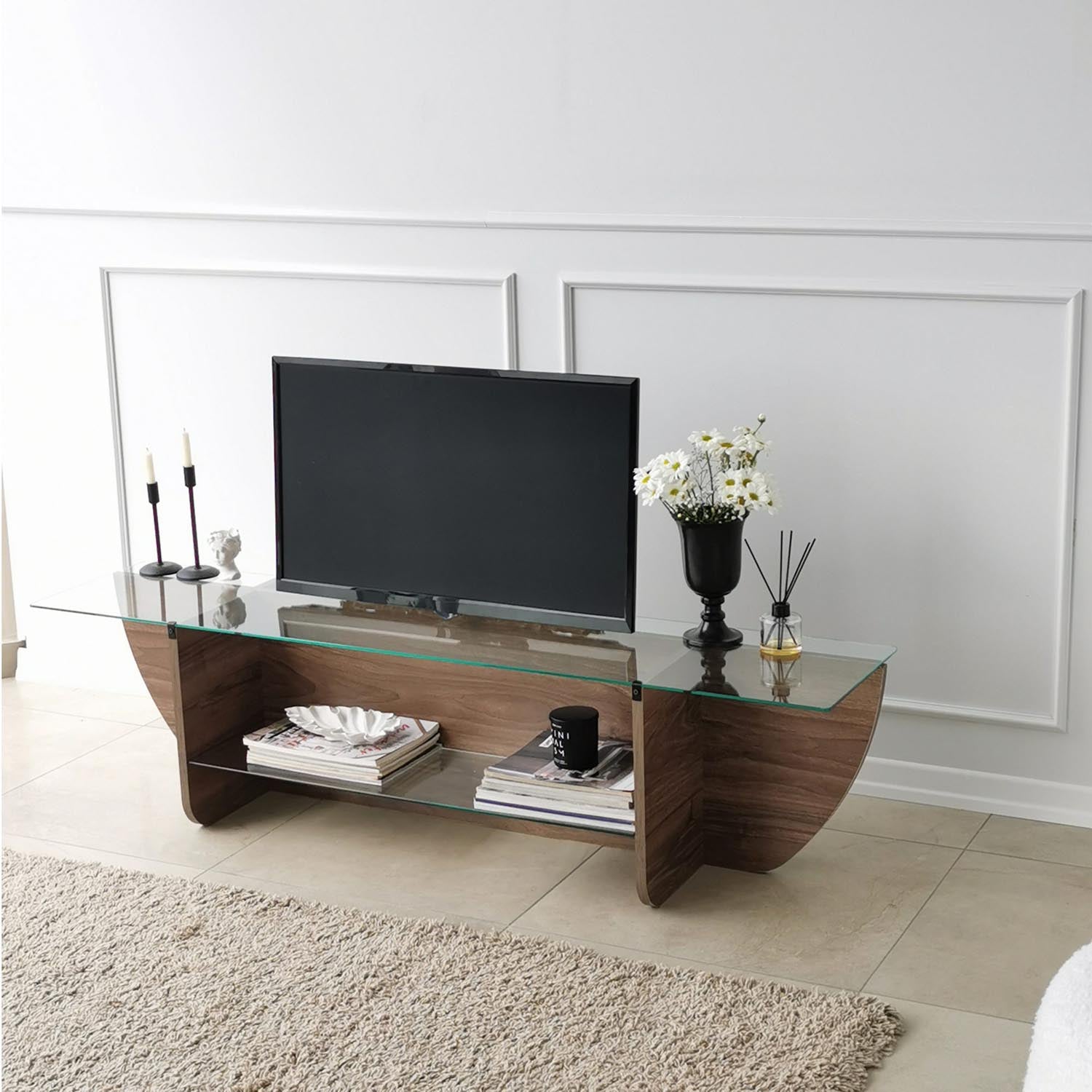 Entdecken Sie das Lily TV Sideboard in Walnuss von Hanah Home – eine perfekte Kombination aus skandinavischem Design und praktischer Funktionalität für Ihr Wohnzimmer.