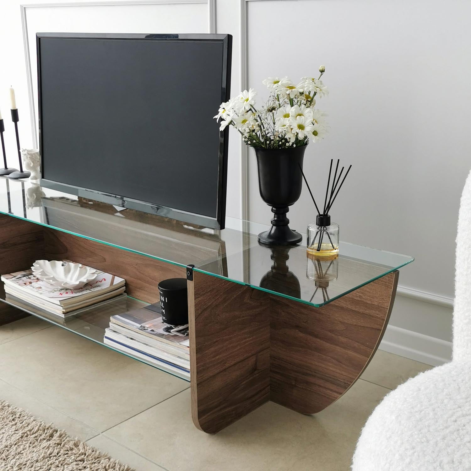 Gestalten Sie Ihr Wohnzimmer stilvoll mit dem Lily TV Sideboard von Hanah Home. Elegantes Walnuss-Design trifft auf robuste Funktionalität.