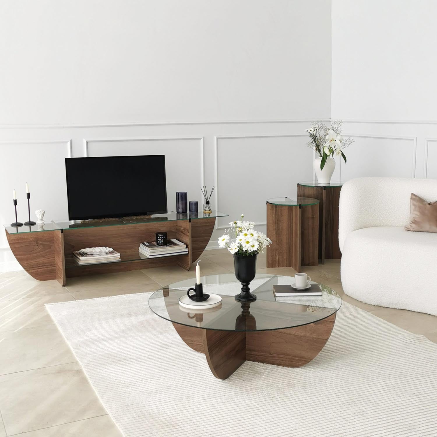 Verleihen Sie Ihrem Wohnraum mit dem Lily TV Sideboard von Hanah Home einen Hauch von skandinavischer Eleganz. Robustes Walnuss-Design für stilvolle Funktionalität.