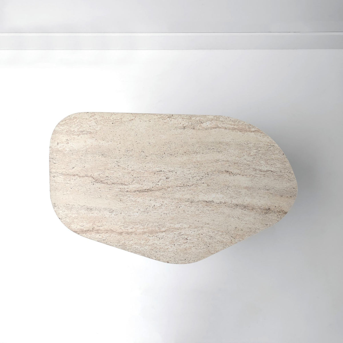Foto des Rock Couchtisches von Hanah Home mit Platte in Travertin- und Nussbaum-Optik, rechteckige Form, niedrige Bauweise.