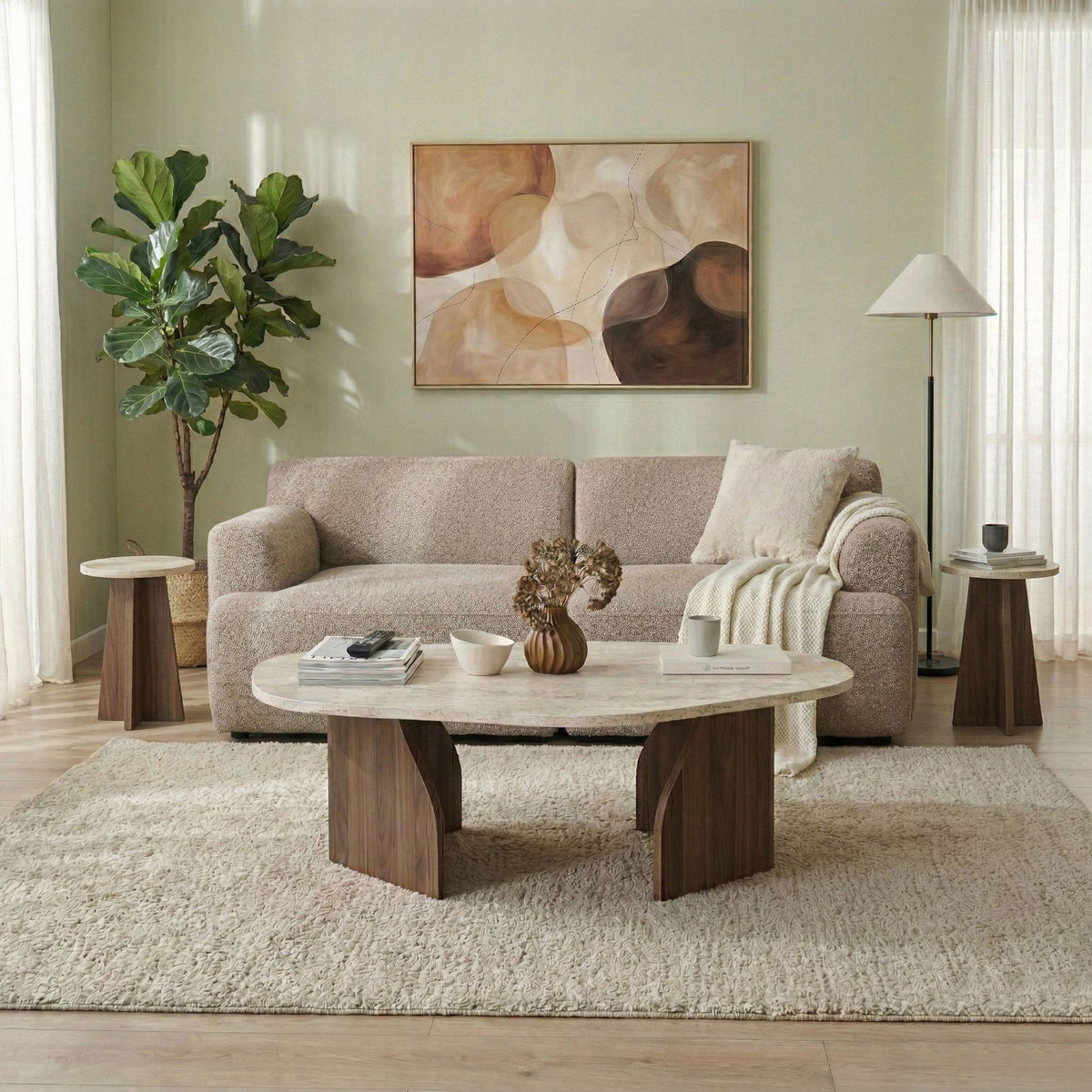 Foto des Rock Couchtisches von Hanah Home mit Platte in Travertin- und Nussbaum-Optik, rechteckige Form, niedrige Bauweise.