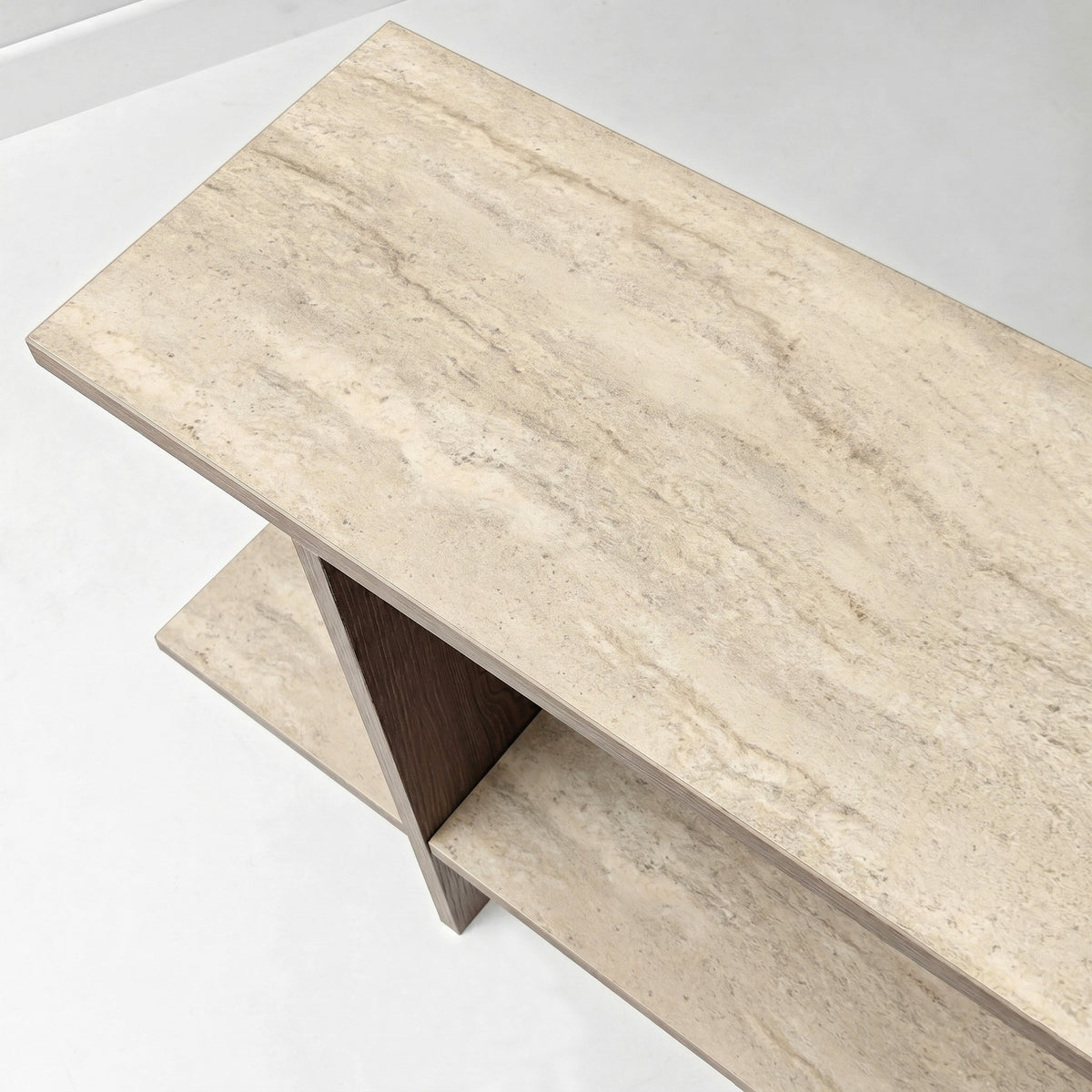 Beistelltisch mit rechteckiger Platte in Travertin-Optik und Nussbaum-Gestell, Melamin-Spanplatte, Masse 80 x 30 x 55 cm.