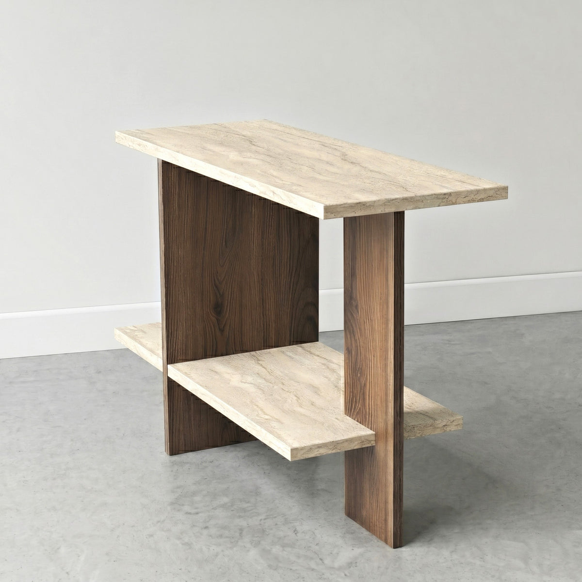 Beistelltisch mit rechteckiger Platte in Travertin-Optik und Nussbaum-Gestell, Melamin-Spanplatte, Masse 80 x 30 x 55 cm.