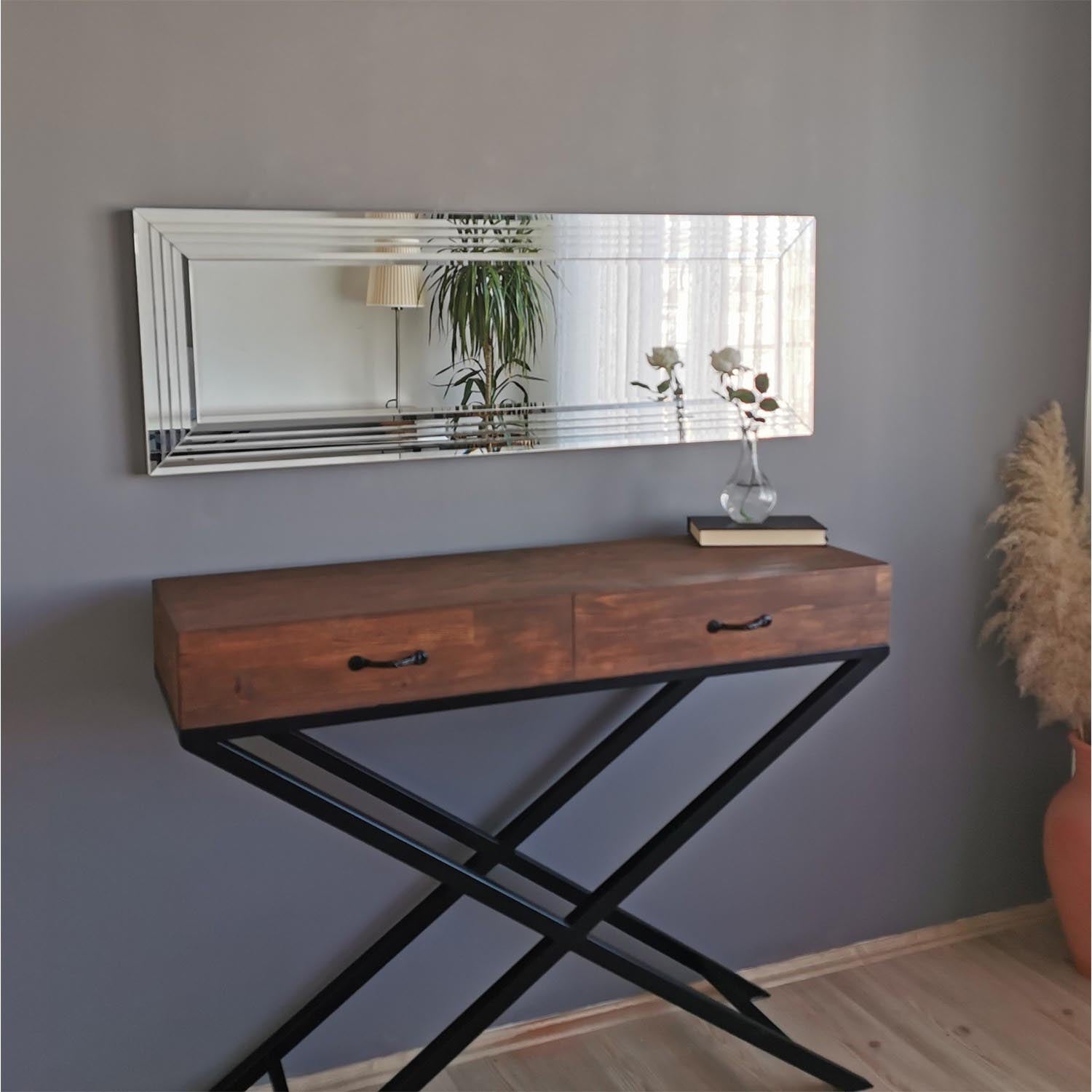 Verleihen Sie Ihrem Raum mit dem A301Y Spiegel von Hanah Home in Silber einen modernen Akzent. Perfekt für jeden Einrichtungsstil!