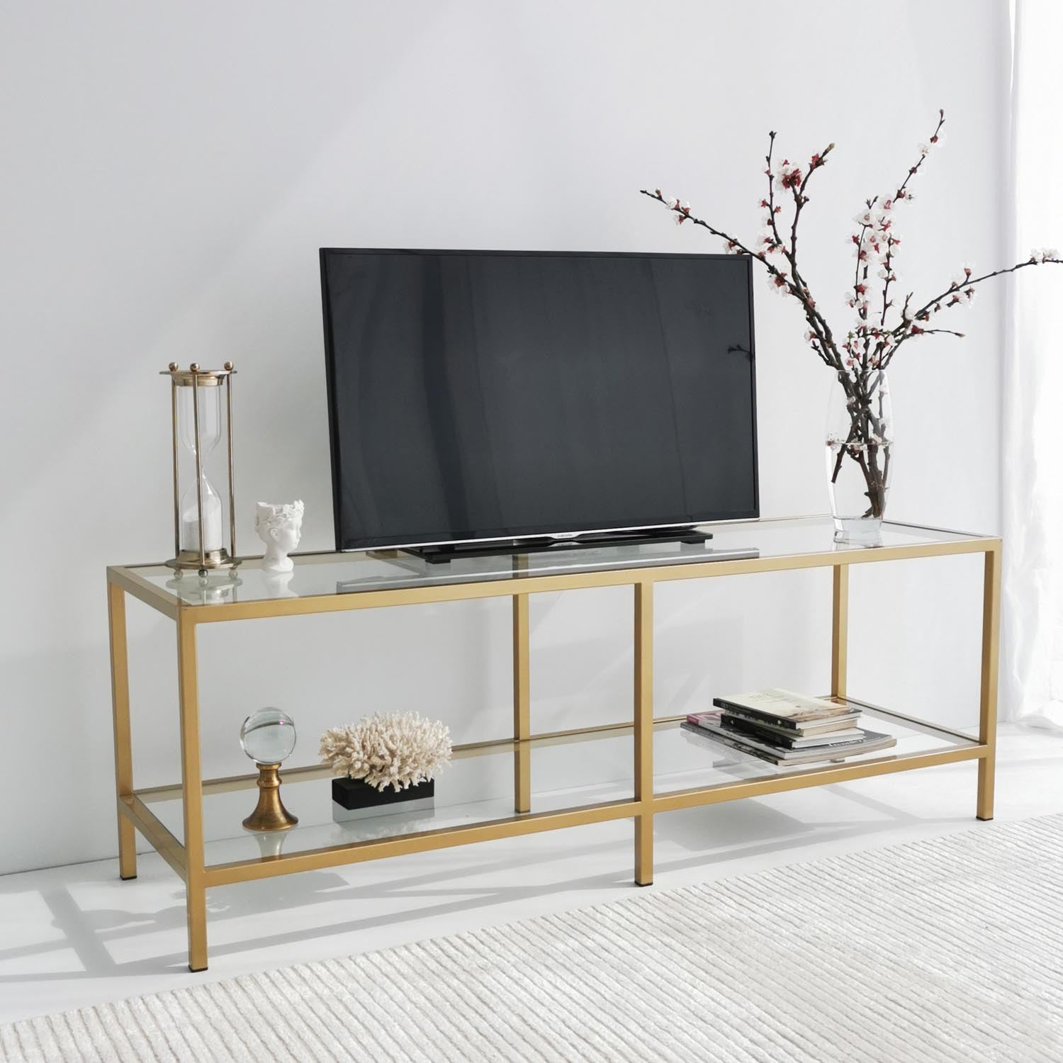 Entdecken Sie das Basic Gold TV501 Sideboard von Hanah Home – ein eleganter TV-Ständer aus gehärtetem Glas und Metall, der Stil und Funktionalität vereint.