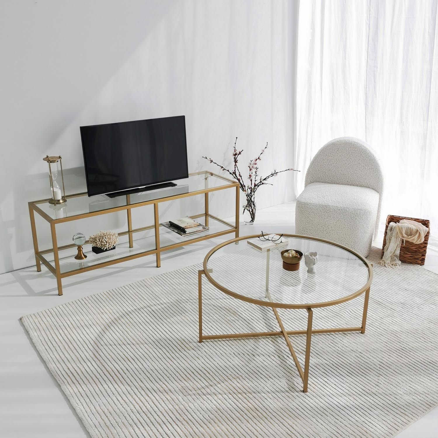 Entdecken Sie das Basic Gold TV501 Sideboard von Hanah Home – ein stilvolles Möbelstück aus hochwertigem Glas und Metall, das Eleganz und Funktionalität vereint.