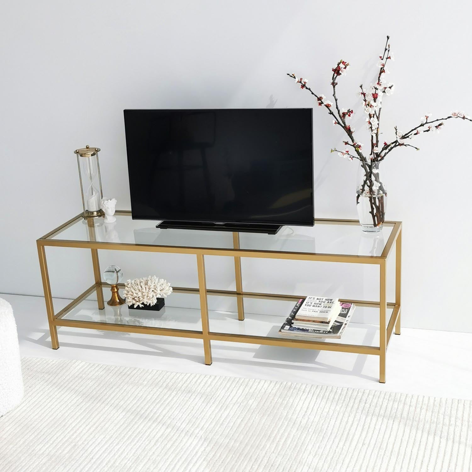 Verleihen Sie Ihrem Wohnzimmer mit dem Basic Gold TV501 Sideboard von Hanah Home einen Hauch von Luxus. Elegantes Design aus Glas und Metall für stilvolle Aufbewahrung.