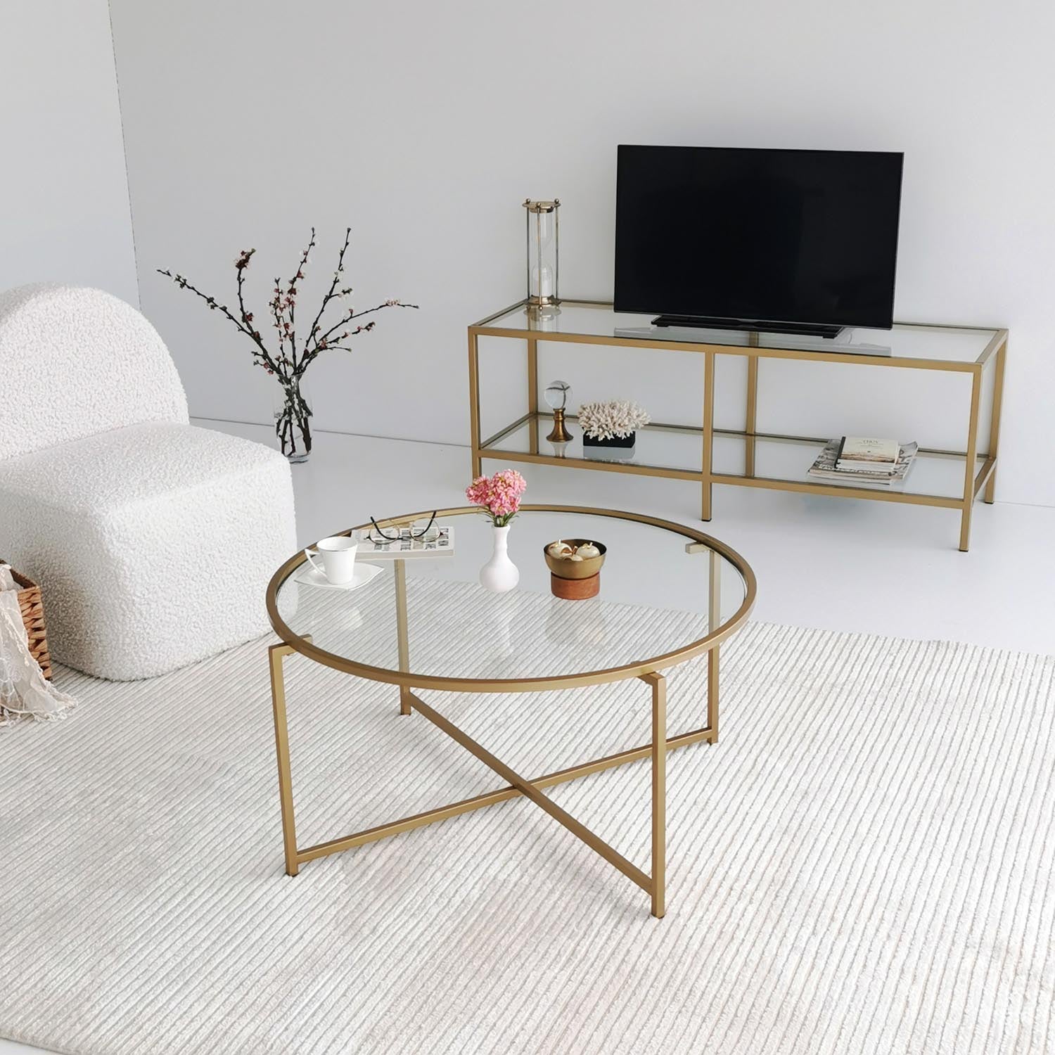 Entdecken Sie den eleganten Gold Sun S404 Sofatisch von Hanah Home. Ein stilvolles Design aus gehärtetem Glas und Metall, perfekt für Ihr modernes Zuhause.