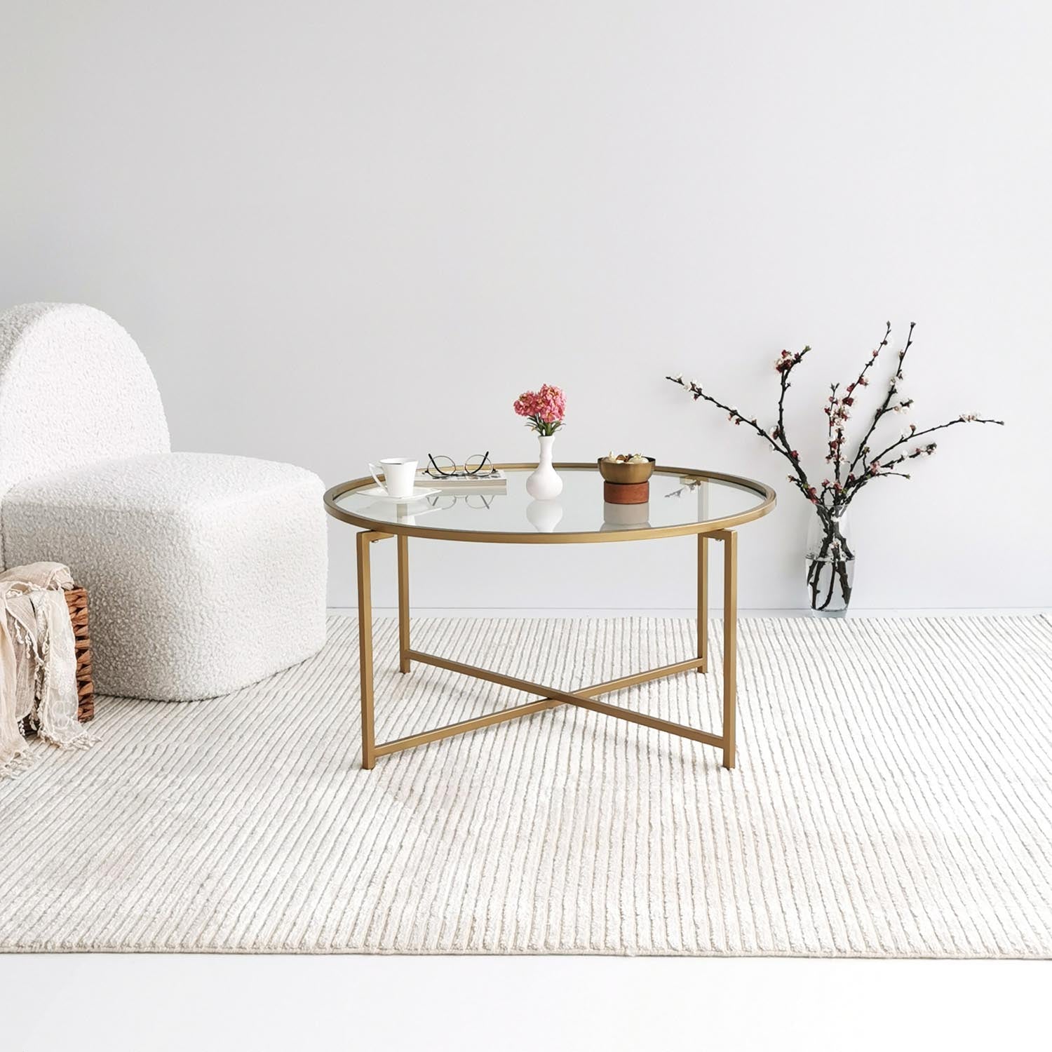 Erleben Sie den Gold Sun S404 Sofatisch von Hanah Home – ein luxuriöser Couchtisch aus robustem Glas und Metall, der modernen Glamour in Ihr Zuhause bringt.