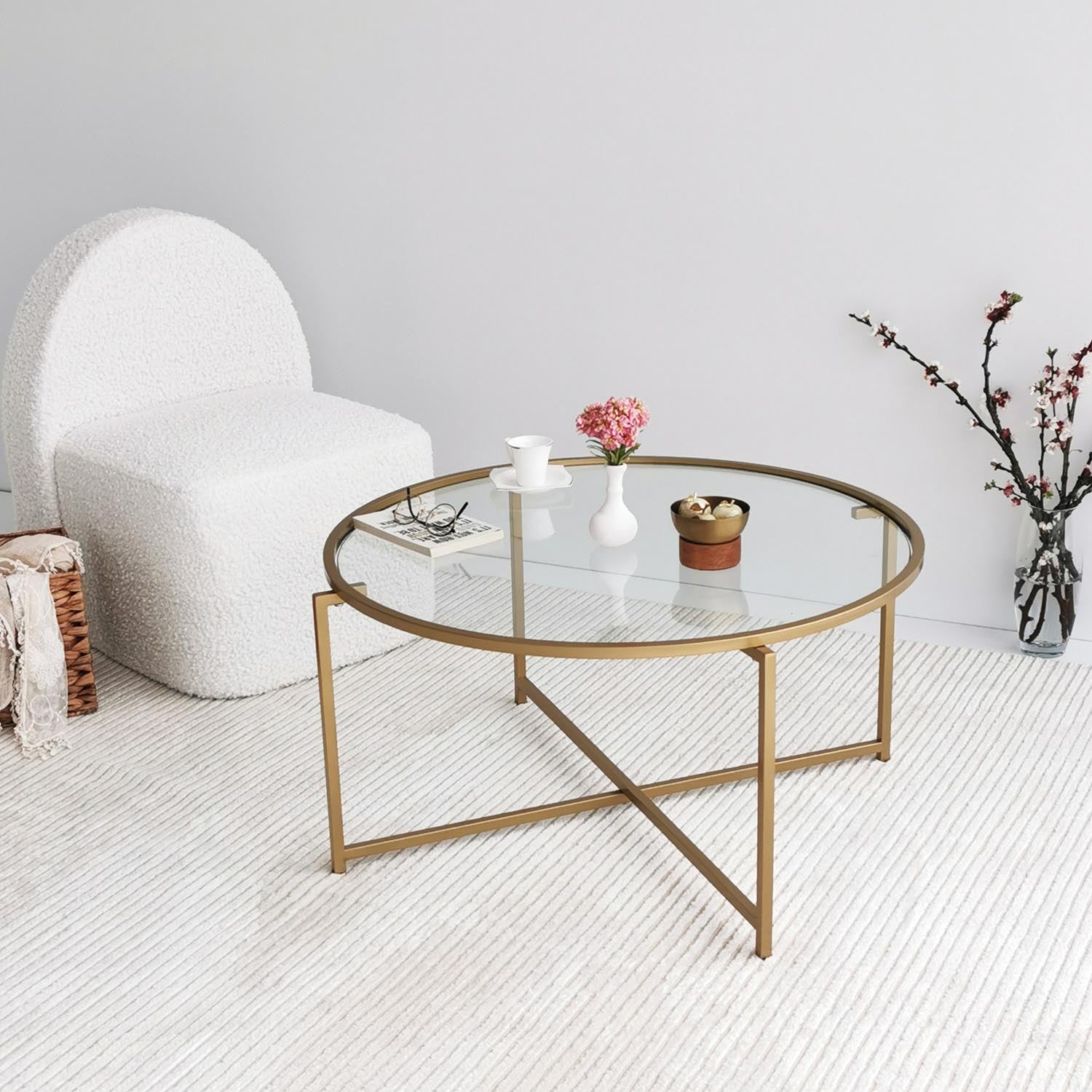 Erleben Sie den Gold Sun S404 Sofatisch von Hanah Home – ein luxuriöser Couchtisch aus robustem Glas und Metall, der jedem Wohnraum einen Hauch von Glamour verleiht.
