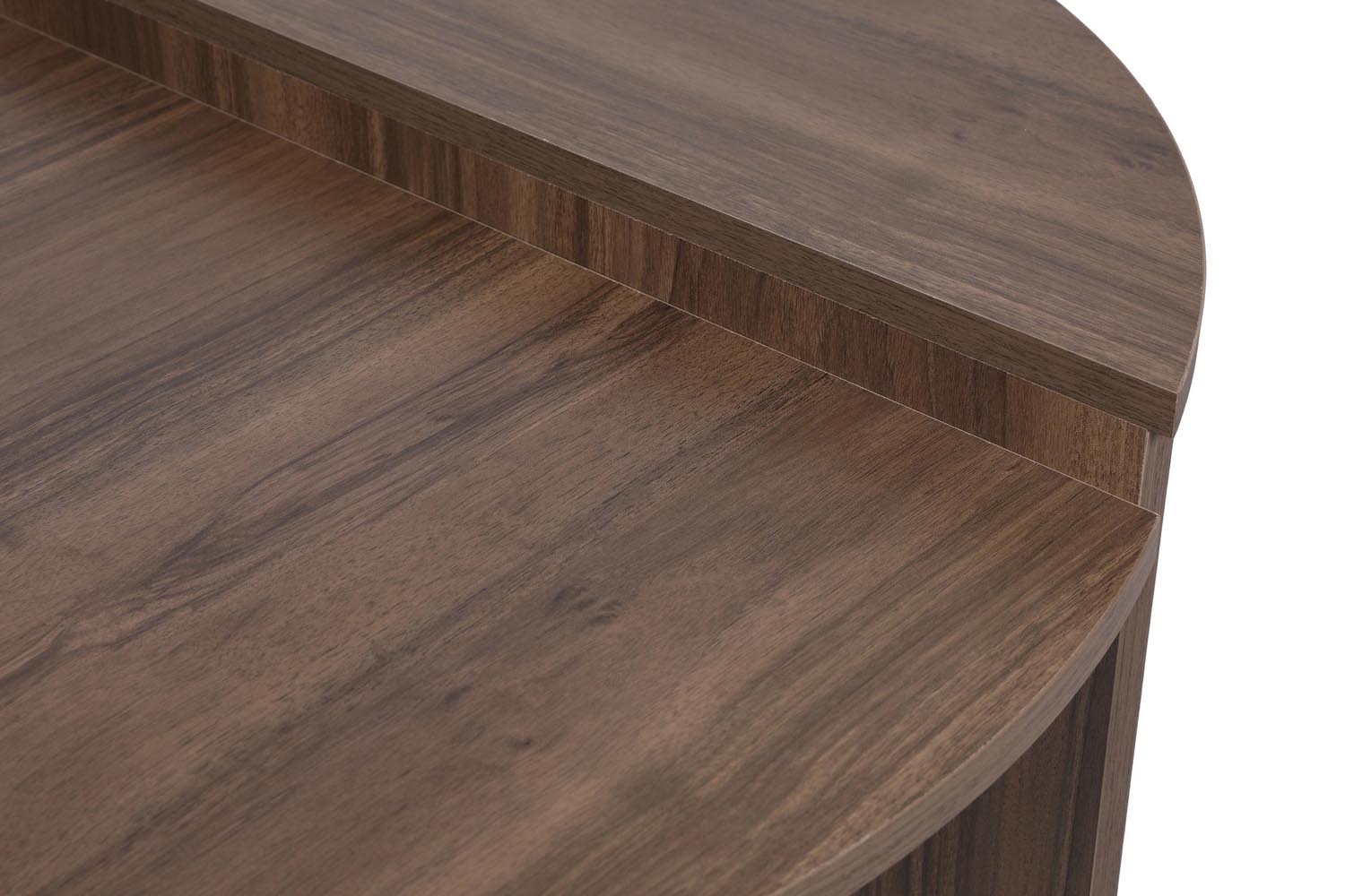 Verleihen Sie Ihrem Wohnraum mit dem Podium Sofatisch in Walnuss von Hanah Home einen Hauch von skandinavischer Eleganz und praktischer Vielseitigkeit.