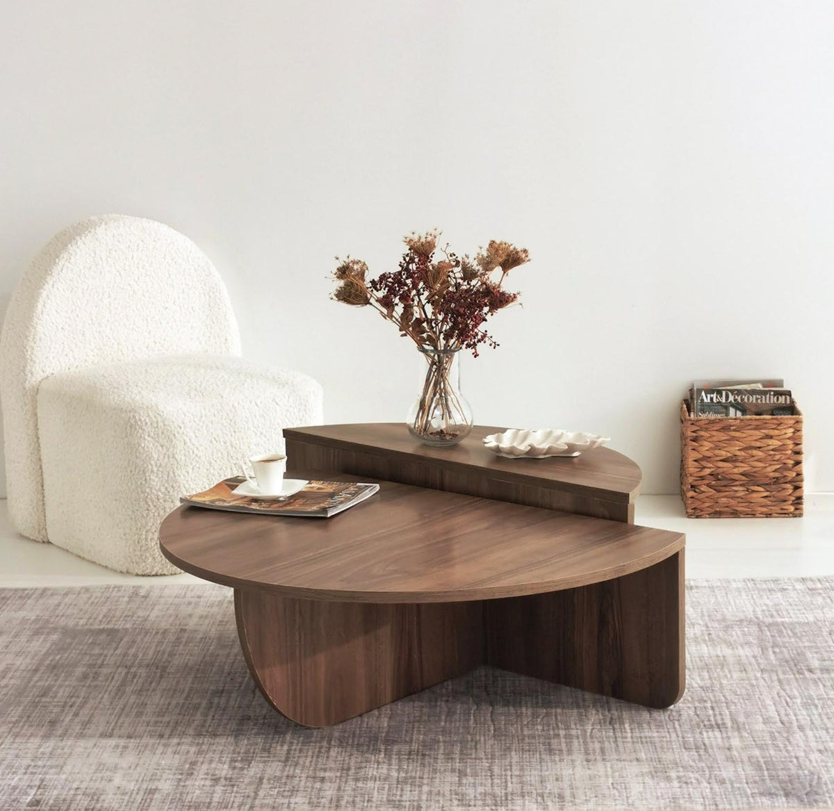 Podium Sofatisch - Walnuss in Walnuss präsentiert im Onlineshop von KAQTU Design AG. Couchtisch ist von Hanah Home
