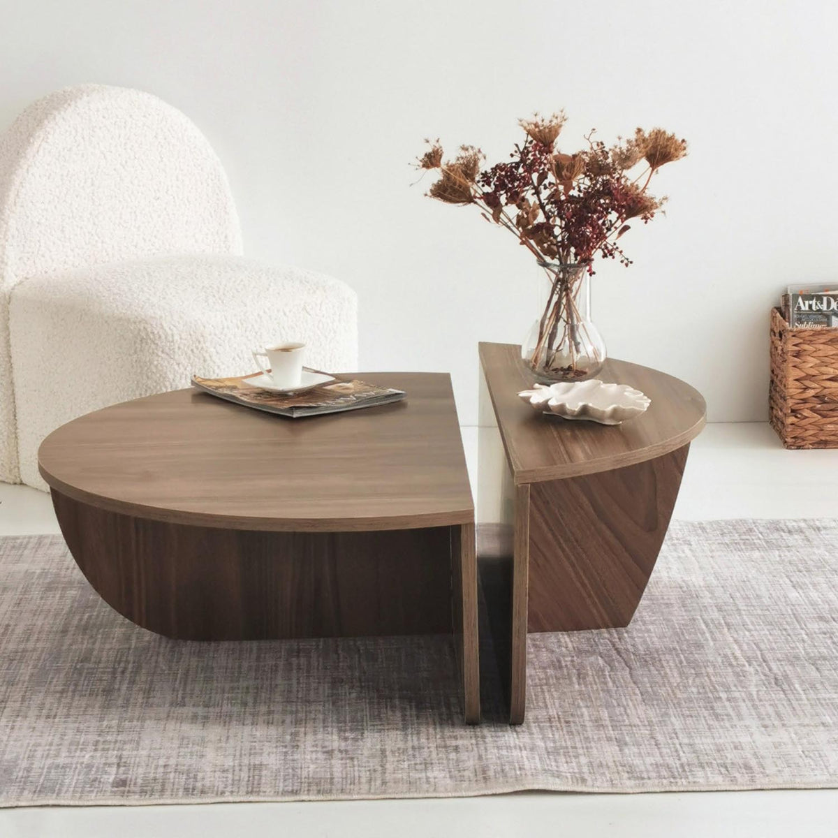 Podium Sofatisch - Walnuss in Walnuss präsentiert im Onlineshop von KAQTU Design AG. Couchtisch ist von Hanah Home