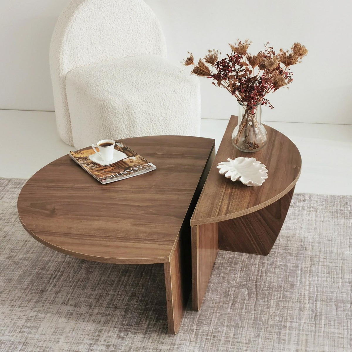 Podium Sofatisch - Walnuss in Walnuss präsentiert im Onlineshop von KAQTU Design AG. Couchtisch ist von Hanah Home