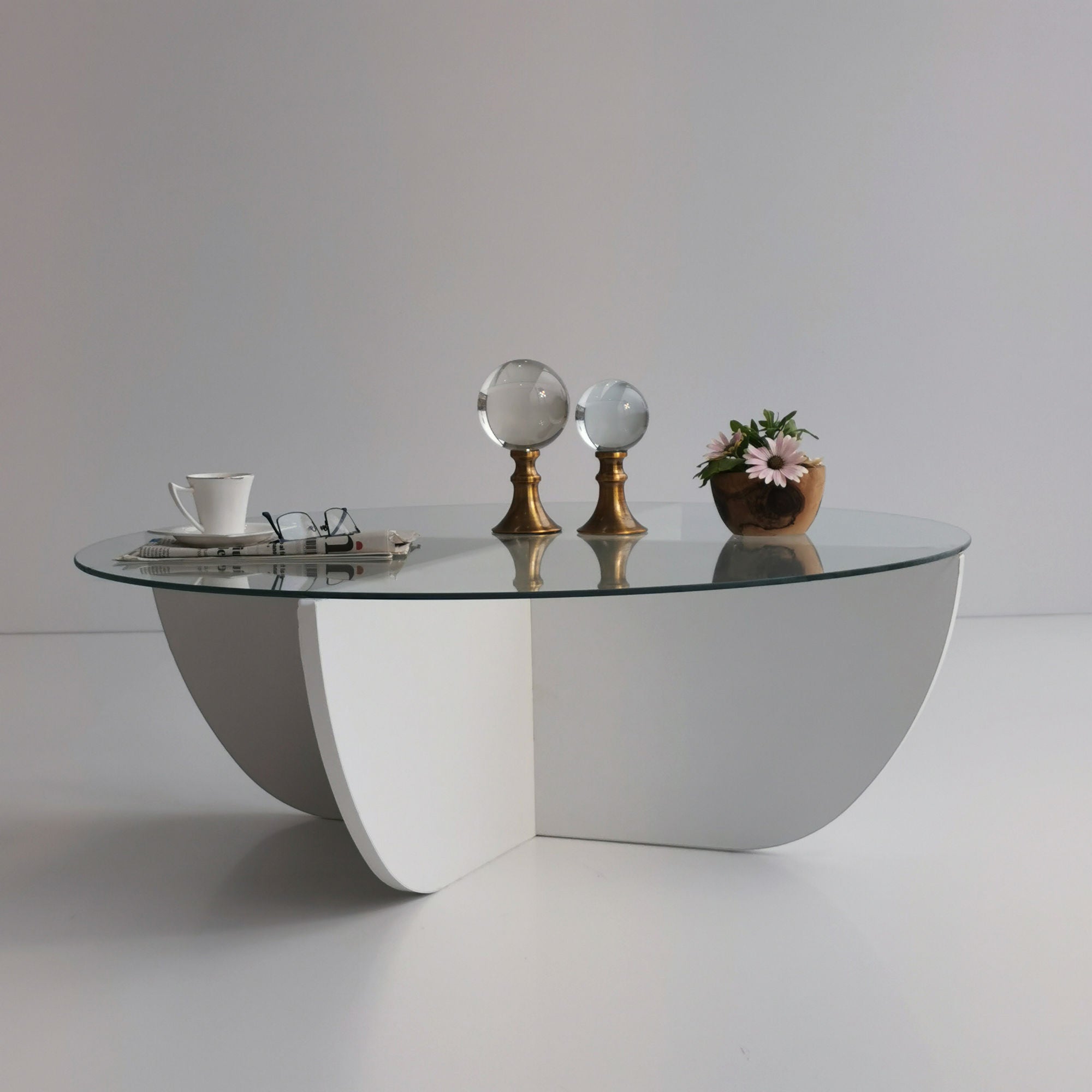 Entdecken Sie den stilvollen Lily Sofatisch von Hanah Home in strahlendem Weiß – ein elegantes Möbelstück aus robustem Glas und stabiler Spanplatte, das Ihr Zuhause bereichert.