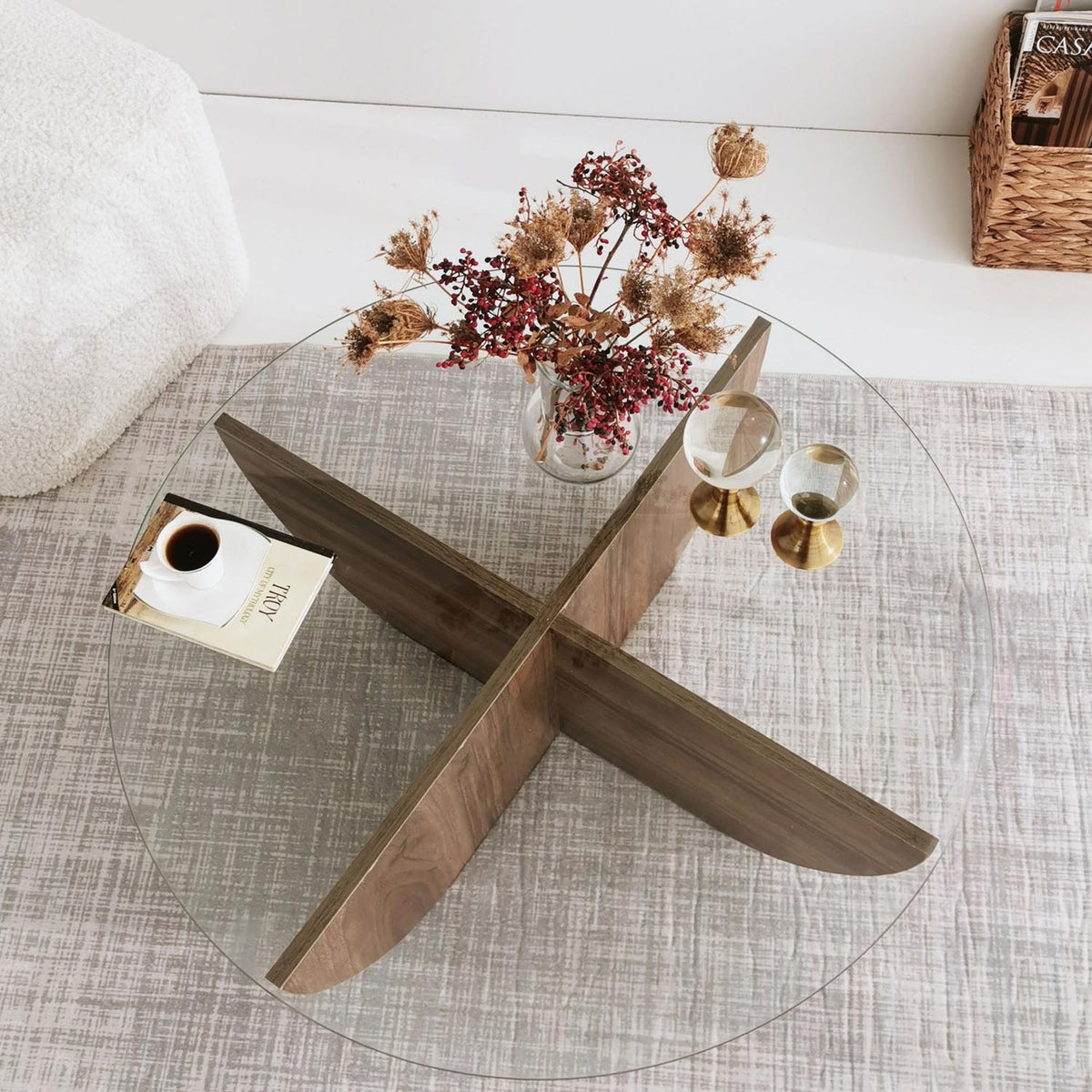 Lily Sofatisch - Walnuss in Walnuss präsentiert im Onlineshop von KAQTU Design AG. Couchtisch ist von Hanah Home