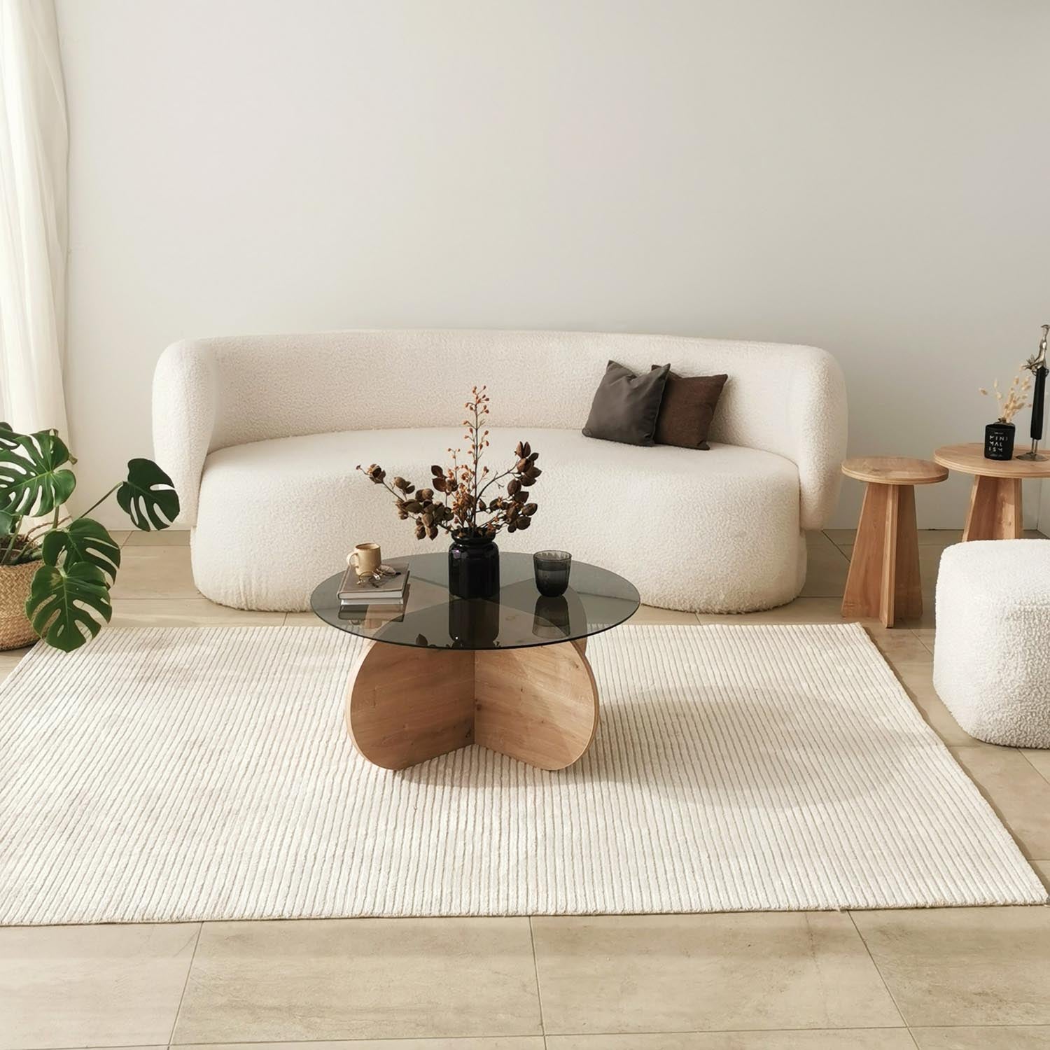 Entdecken Sie den Bubble Sofatisch in Eiche Rauch von Hanah Home. Ein eleganter, robuster Tisch, der jedem Raum einen Hauch von Stil und Funktionalität verleiht!