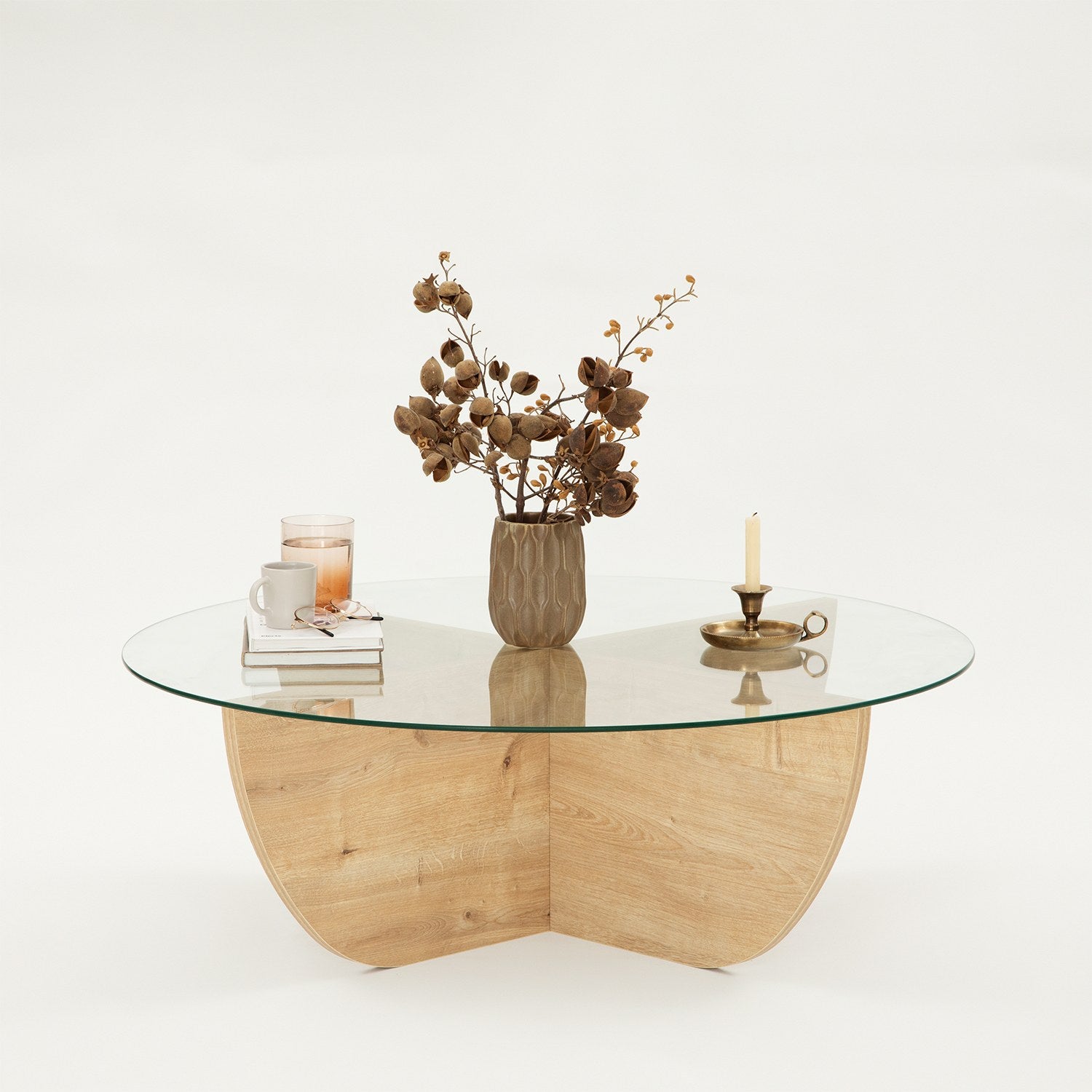 Stilvoller Lily Sofatisch in Saphir-Eiche von Hanah Home. Robustes Design aus gehärtetem Glas, ideal für jeden Wohnraum. Jetzt kaufen und Wohnstil aufwerten!