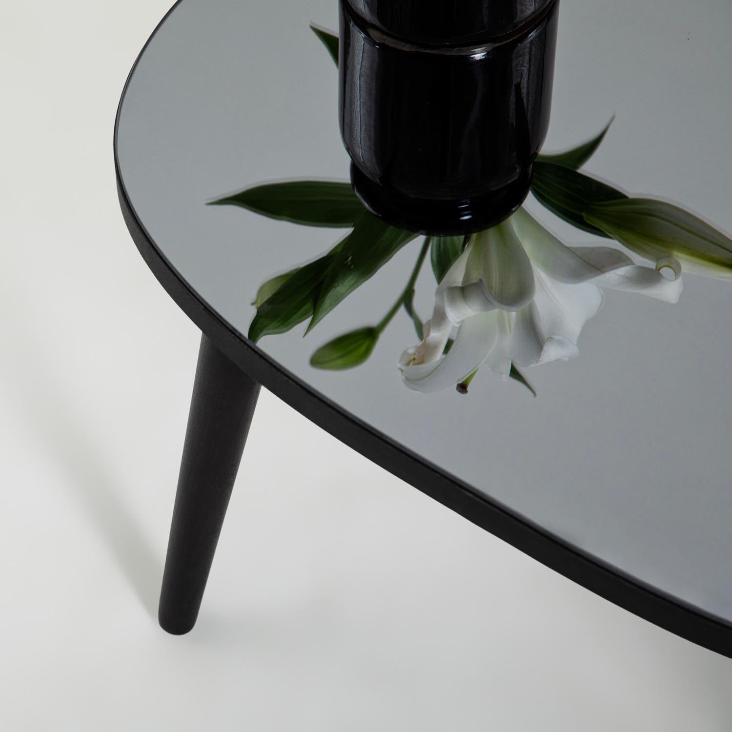 Entdecken Sie den Gusto Sofatisch in elegantem Schwarz und Rauch von Hanah Home – der ideale Couchtisch für stilvolle Wohnräume, der Funktionalität und zeitloses Design vereint.