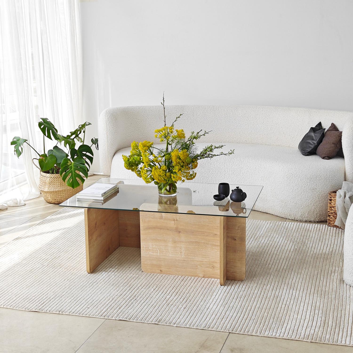 Entdecken Sie den Giona Sofatisch in Saphir von Hanah Home – ein stilvolles Möbelstück, das Eleganz und Funktionalität vereint.