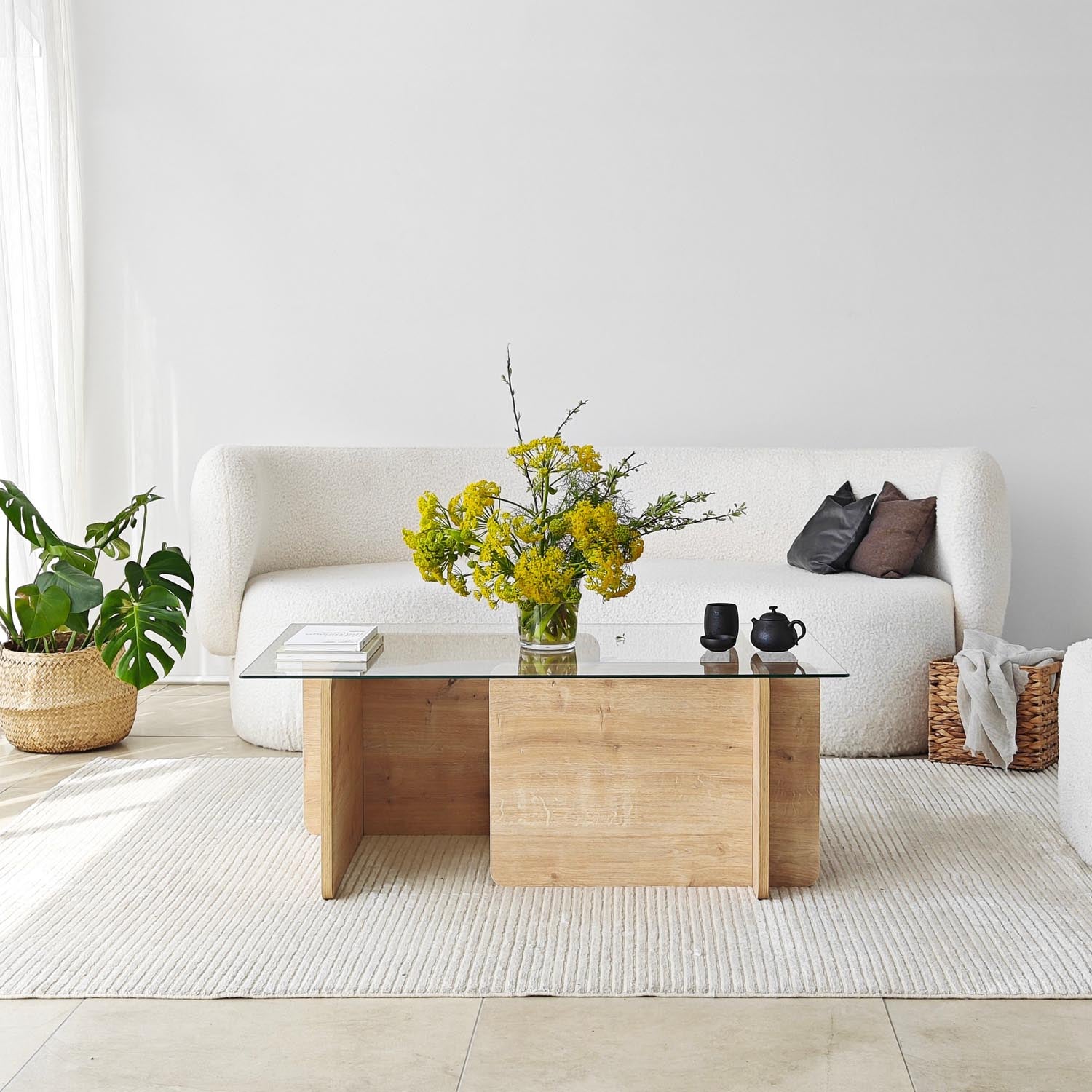 Erleben Sie den Giona Sofatisch in Saphir von Hanah Home – ein eleganter Couchtisch, der Stil und Langlebigkeit in Ihr Zuhause bringt.