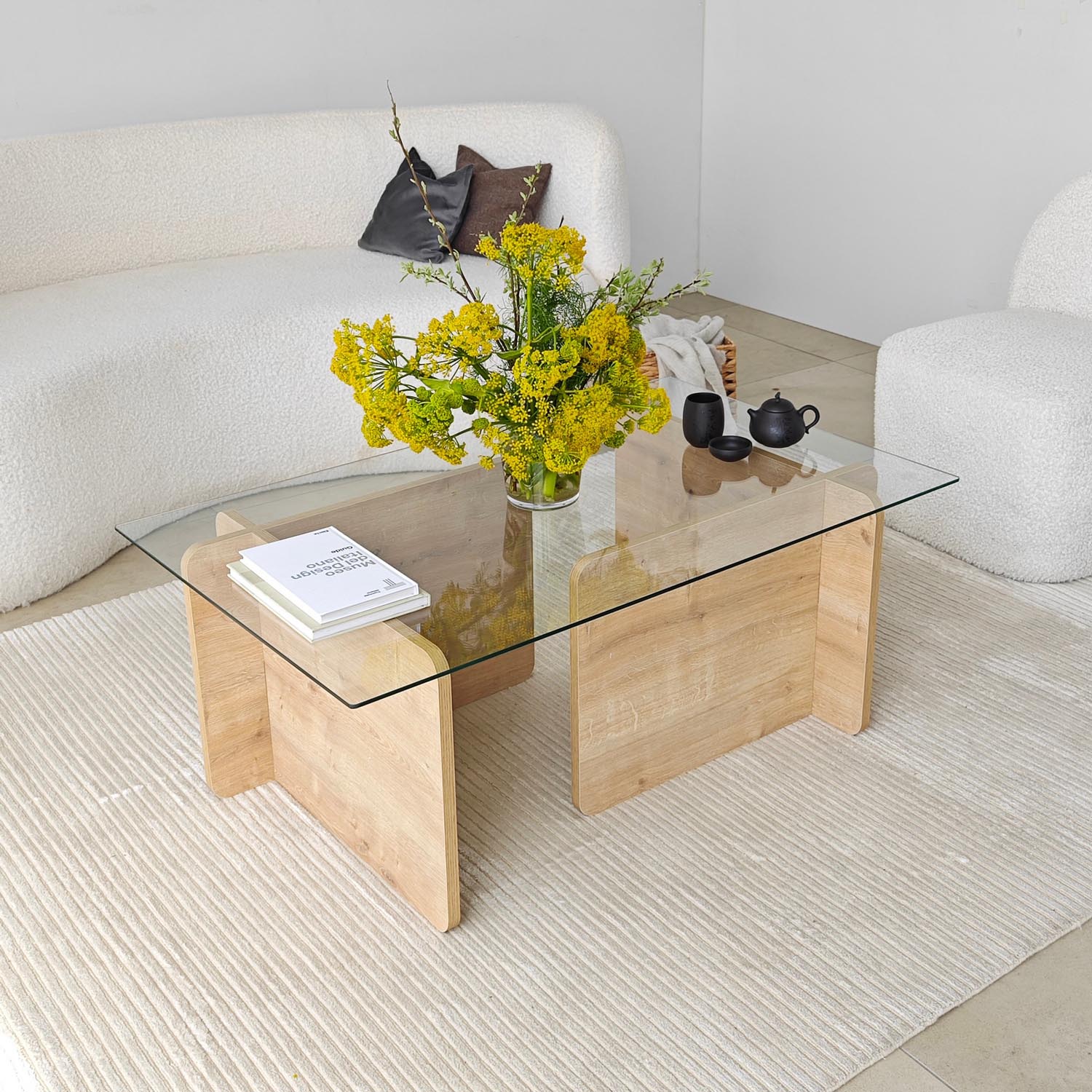 Erleben Sie den Giona Sofatisch in Saphir von Hanah Home – ein elegantes, langlebiges Design, das Ihrem Wohnraum einen Hauch von Luxus verleiht.