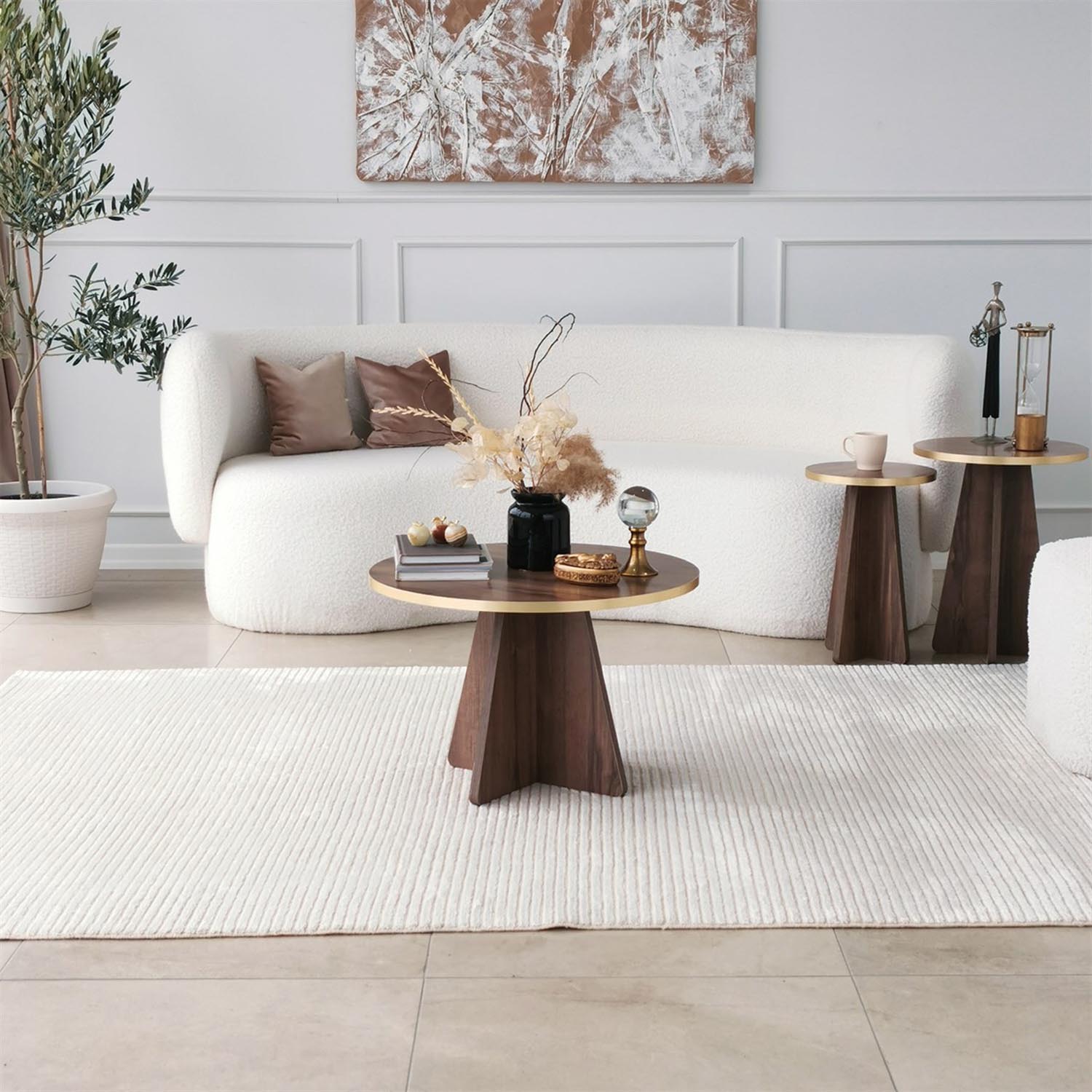Entdecken Sie den eleganten Mushroom Sofatisch in Gold und Walnuss von Hanah Home. Ein stilvolles Highlight für Ihr Wohnzimmer!