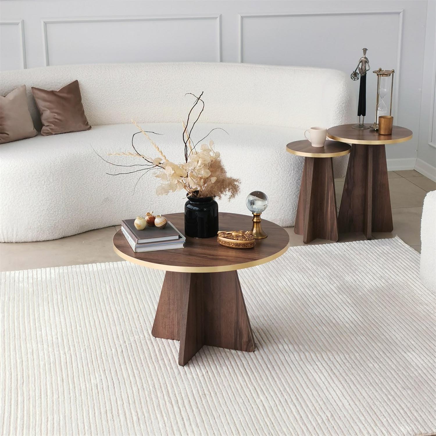 Verleihen Sie Ihrem Wohnraum mit dem luxuriösen Mushroom Sofatisch in Gold und Walnuss von Hanah Home einen Hauch von Eleganz und Stil.