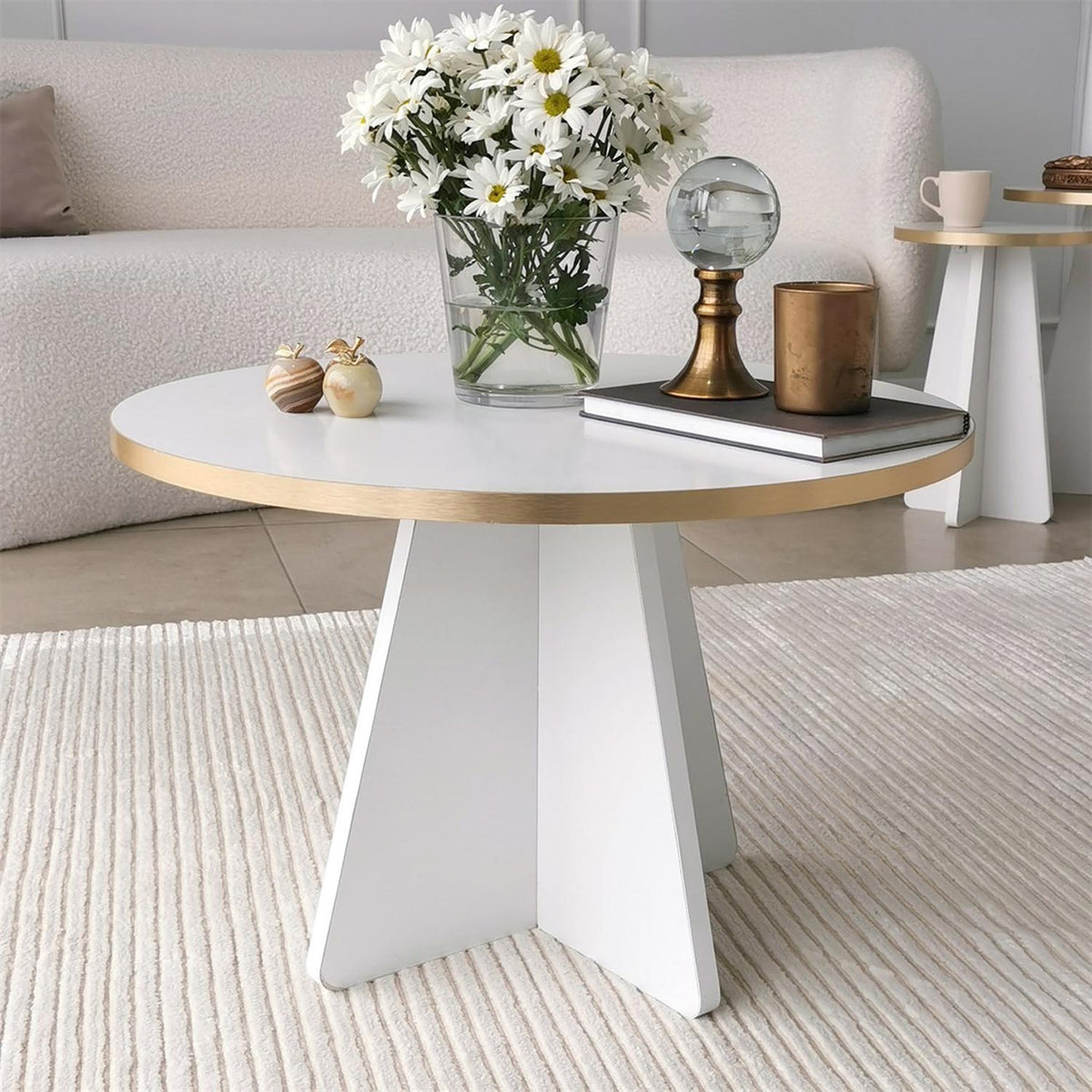 Mushroom Sofatisch - Gold
Weiss in Gold / Weiss präsentiert im Onlineshop von KAQTU Design AG. Couchtisch ist von Hanah Home