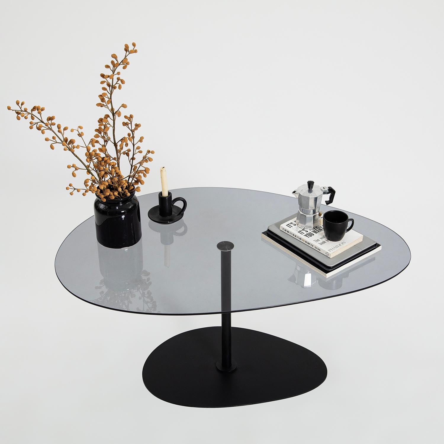Erleben Sie den Porto Sofatisch von Hanah Home in stilvollem Dunkelgrau Schwarz. Dieser elegante Couchtisch aus gehärtetem Glas und stabilen Metallbeinen bringt modernen Chic und Funktionalität in Ihr Zuhause.