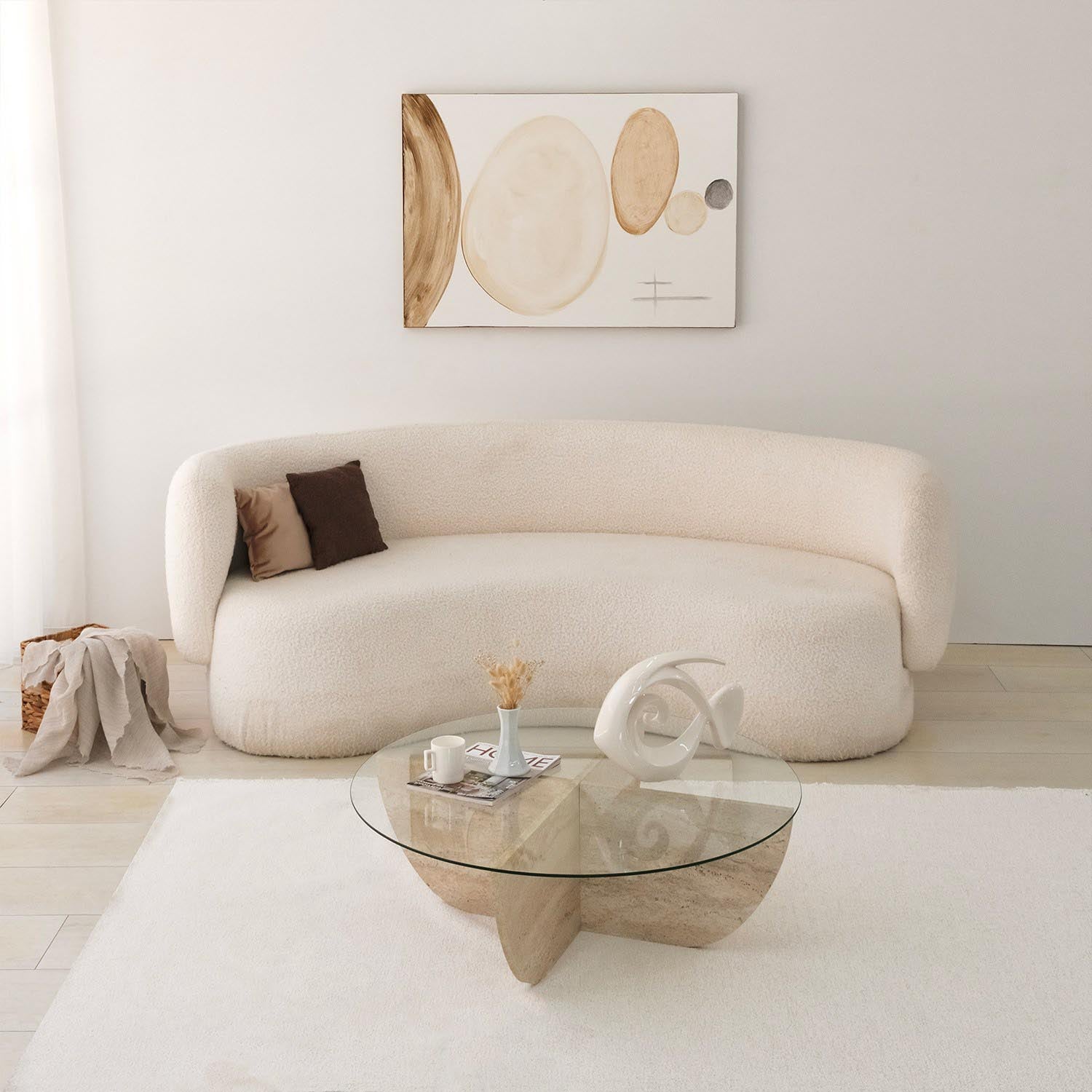 Entdecken Sie den Lily Beistelltisch von Hanah Home – ein elegantes Möbelstück aus Glas und Travertin, das Stil und Raffinesse in Ihr Zuhause bringt.