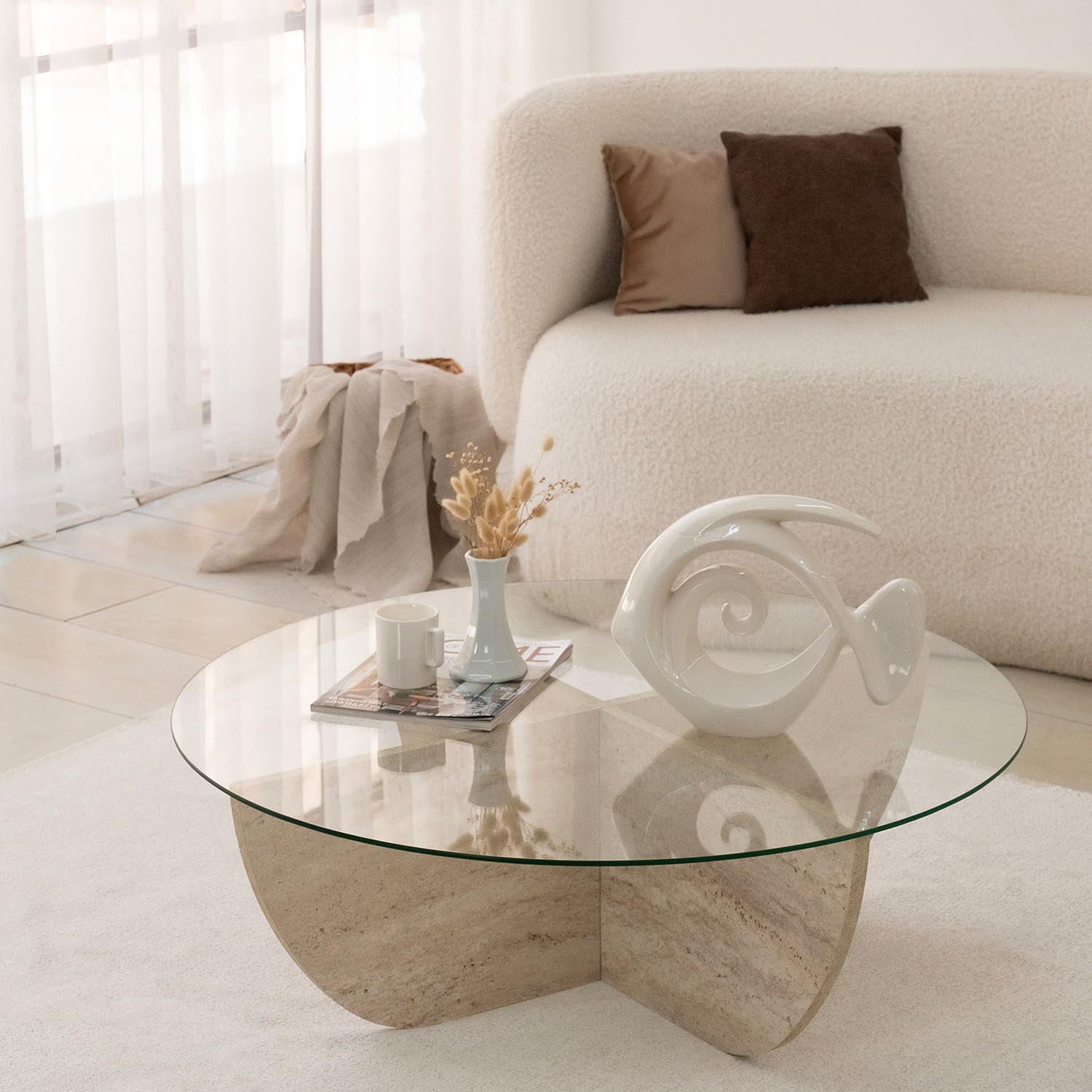 Verleihen Sie Ihrem Wohnraum mit dem Lily Beistelltisch von Hanah Home einen Hauch von Luxus. Elegantes Design aus Glas und Travertin.