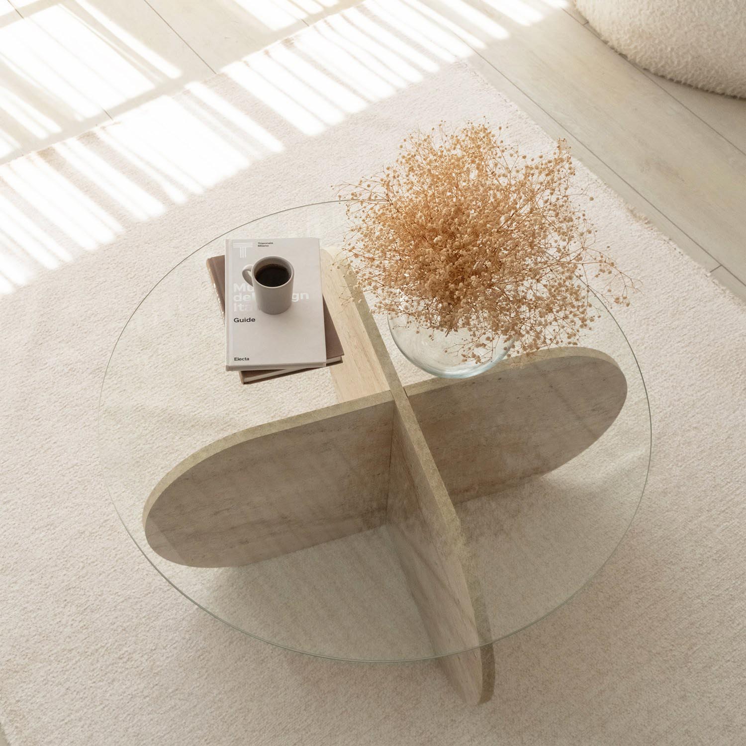 Entdecken Sie den Bubble Sofatisch von Hanah Home in Travertin – ein eleganter Beistelltisch, der modernes Design und luxuriöse Materialien vereint.