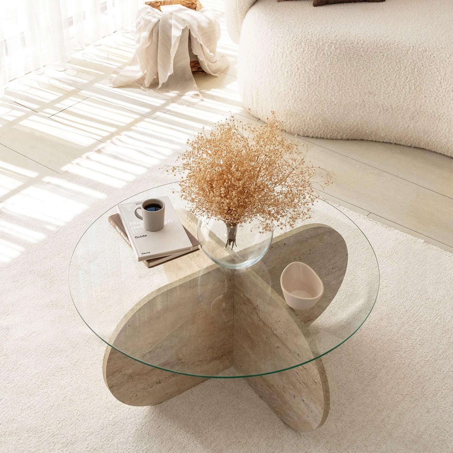 Erleben Sie den Bubble Sofatisch von Hanah Home in Travertin – ein stilvoller Beistelltisch, der Eleganz und Funktionalität perfekt kombiniert.