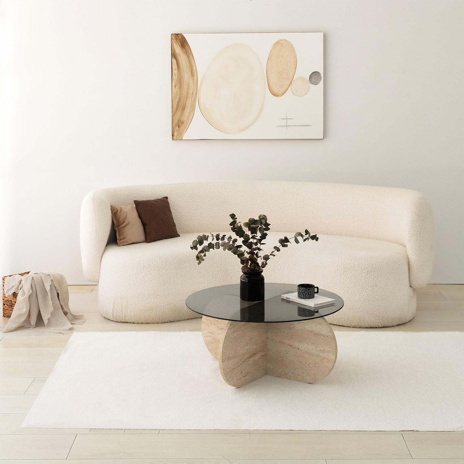 Entdecken Sie den eleganten Bubble Sofatisch in Travertin Fume von Hanah Home. Ein luxuriöses Design, das jeden Raum stilvoll aufwertet.