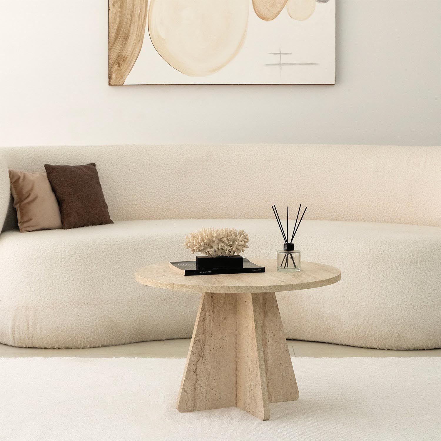 Eleganter Mushroom Sofatisch in Travertin von Hanah Home – ein stilvolles Highlight für Ihr Zuhause, das Eleganz und Funktionalität vereint.
