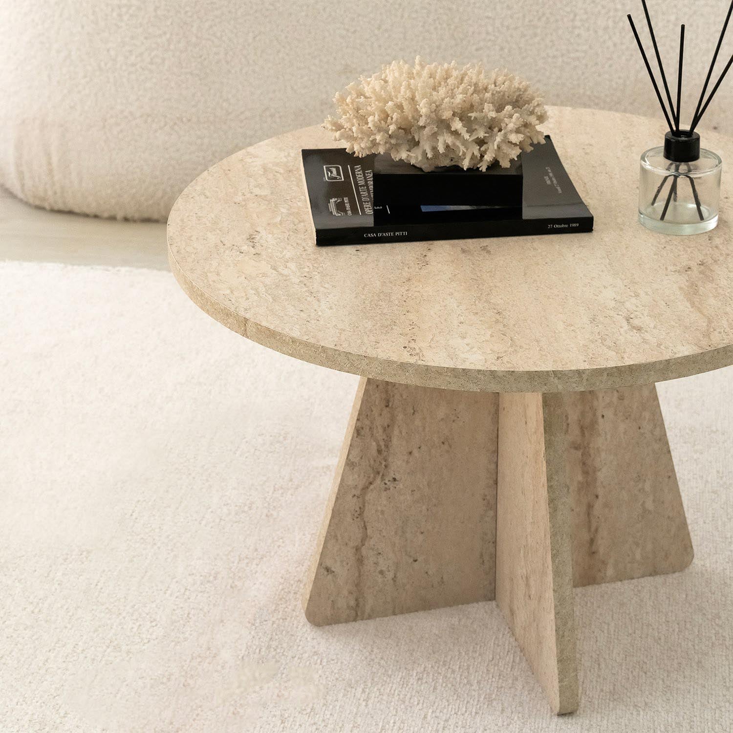 Stilvoller Mushroom Sofatisch aus Travertin von Hanah Home – ein elegantes Highlight für Ihr Zuhause, das modernen Komfort und zeitlose Schönheit vereint.