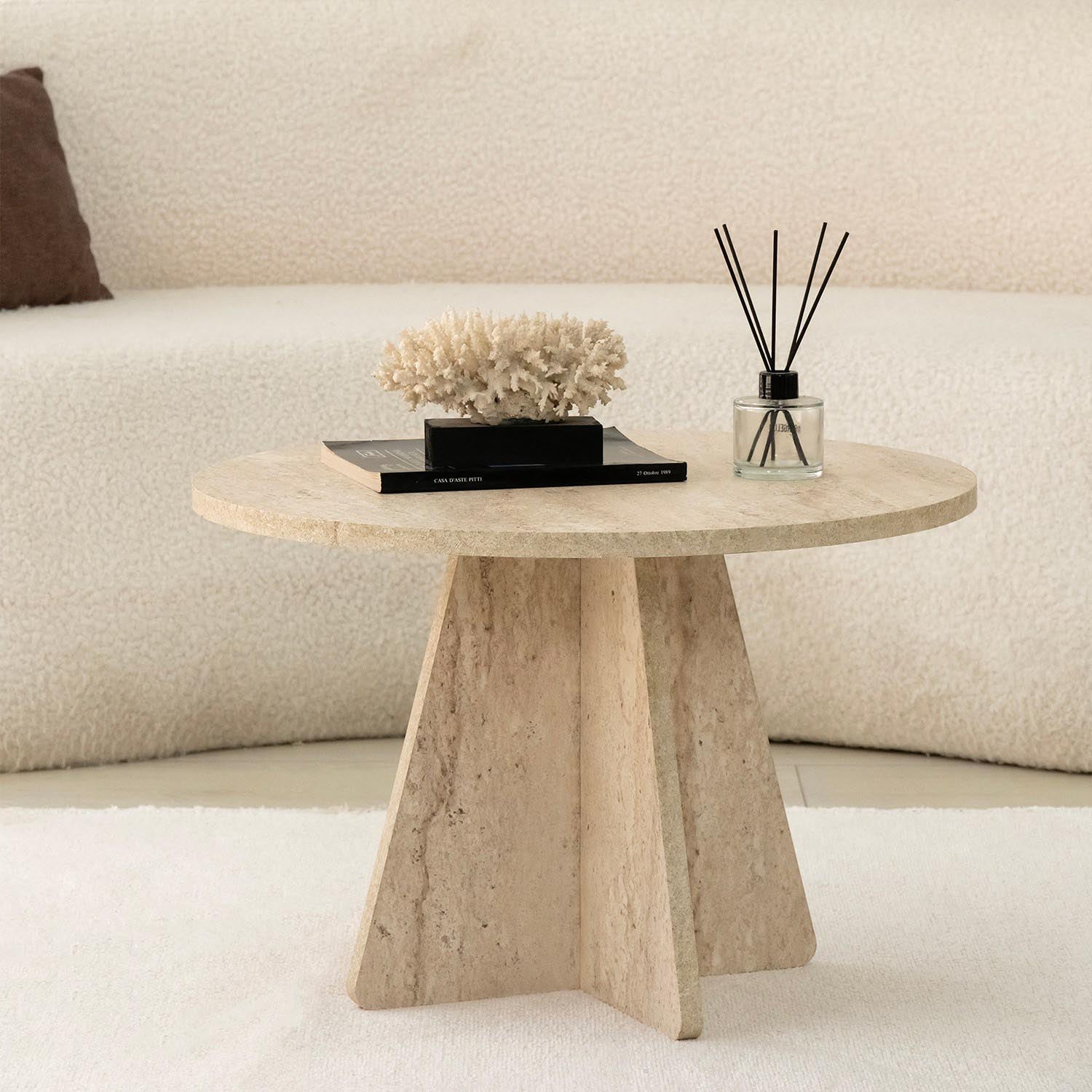 Eleganter Mushroom Sofatisch aus Travertin von Hanah Home – ein zeitloses Designstück, das jedem Raum Stil und Wärme verleiht.