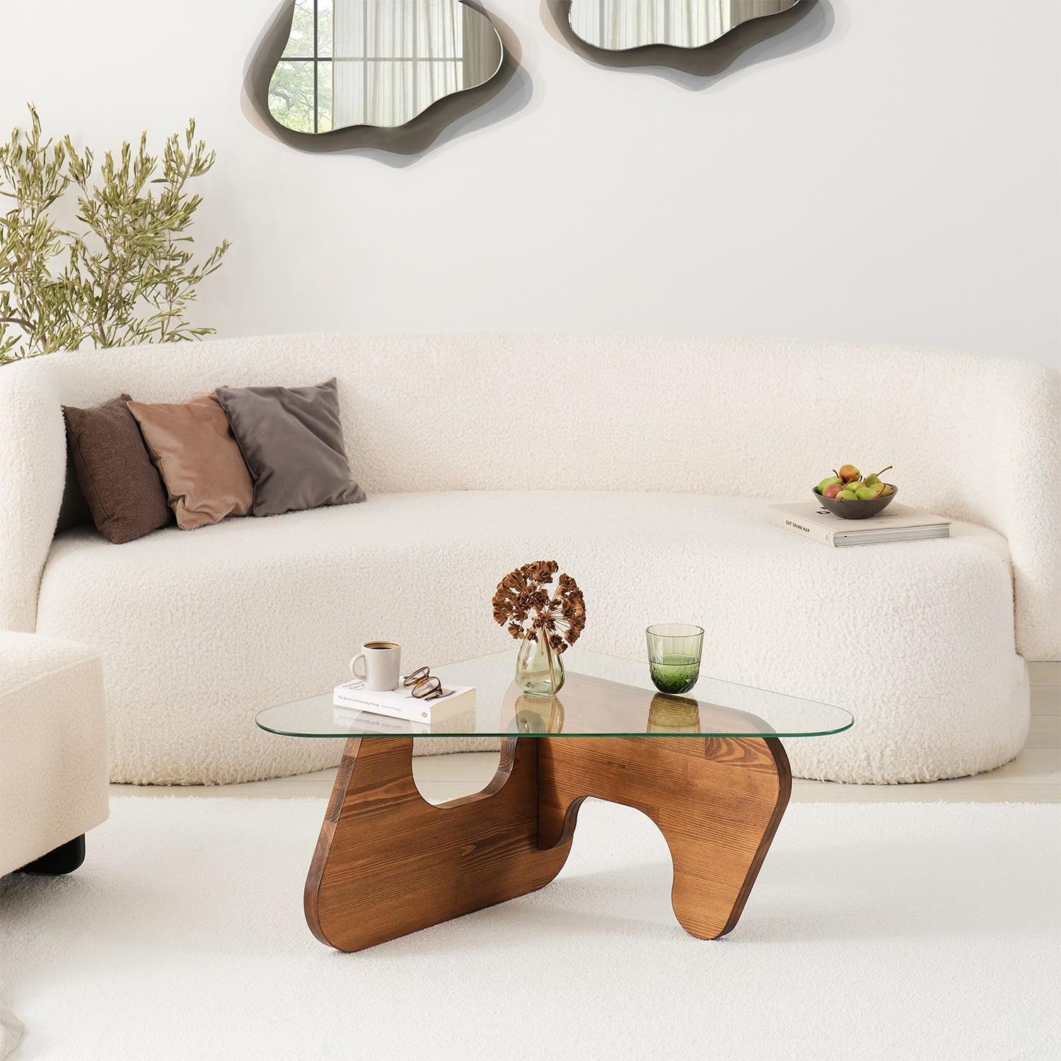 Entdecken Sie den eleganten Freya Sofatisch in Kastanie von Hanah Home. Hochwertiges Glas und Kiefernholz vereinen Stil und Funktionalität.