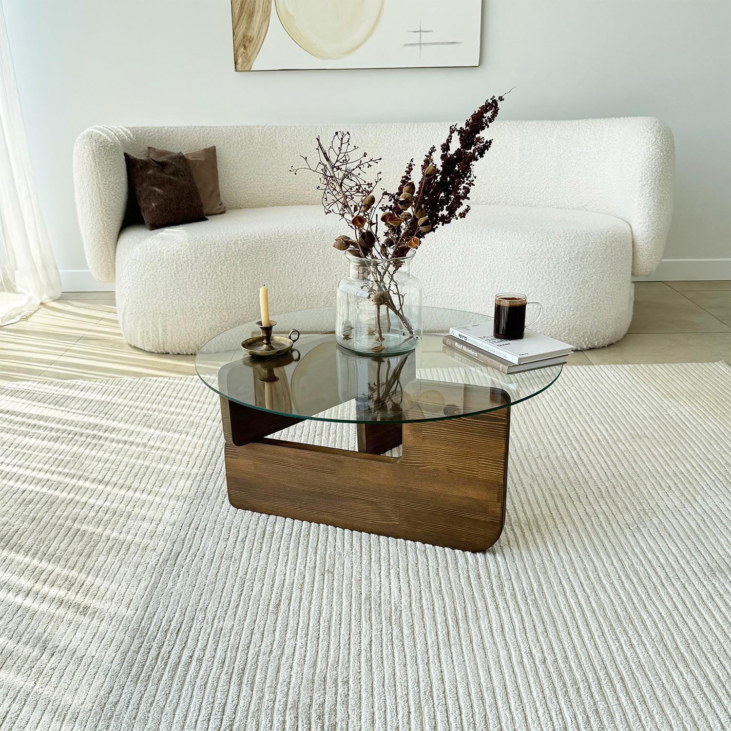 Entdecken Sie den eleganten Mia Sofatisch in Walnuss Transparent von Hanah Home. Hochwertiges Design aus Glas und Kiefernholz für Ihr stilvolles Zuhause.